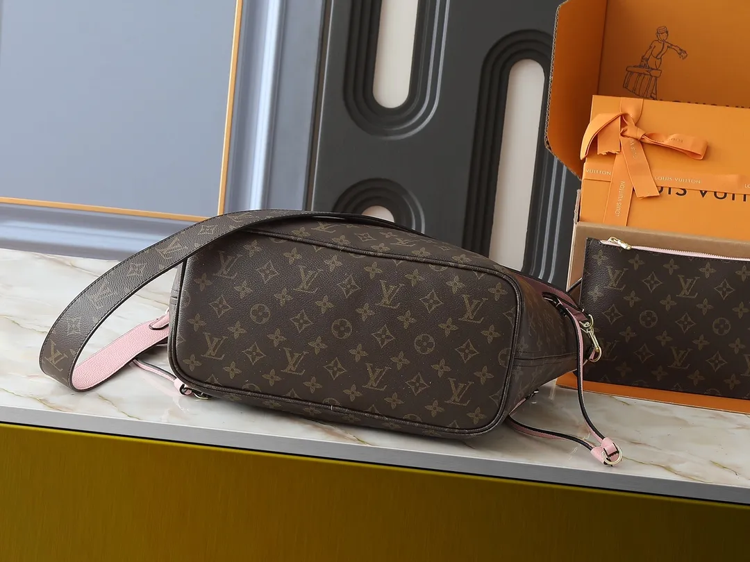 💰260💰Upgraded from the original M12708 M12707 M13753 M12779 M40995 This Neverfull Bandoulière Inside Out medium handbag is made of Monogram canvas, with bright fabric and leather trimming to highlight the eye-catching meaning, achieving a delicate balance between classic and modern. The versatile construction features a novel shoulder strap that transforms into a Hobo bag via the side hooks. Dimensions: 31.0 x 28.0 x 14.0 cm (length x height x width)
