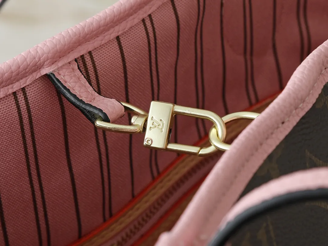 💰260💰Upgraded from the original M12708 M12707 M13753 M12779 M40995 This Neverfull Bandoulière Inside Out medium handbag is made of Monogram canvas, with bright fabric and leather trimming to highlight the eye-catching meaning, achieving a delicate balance between classic and modern. The versatile construction features a novel shoulder strap that transforms into a Hobo bag via the side hooks. Dimensions: 31.0 x 28.0 x 14.0 cm (length x height x width)