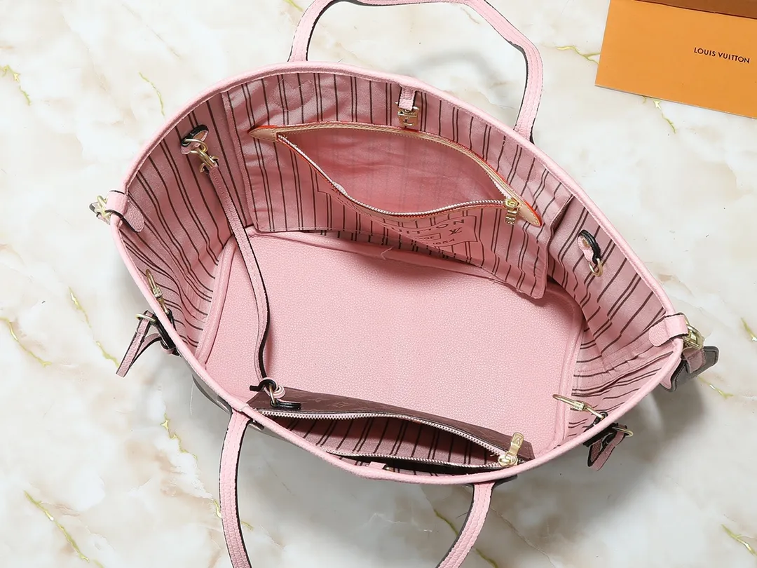 💰260💰Upgraded from the original M12708 M12707 M13753 M12779 M40995 This Neverfull Bandoulière Inside Out medium handbag is made of Monogram canvas, with bright fabric and leather trimming to highlight the eye-catching meaning, achieving a delicate balance between classic and modern. The versatile construction features a novel shoulder strap that transforms into a Hobo bag via the side hooks. Dimensions: 31.0 x 28.0 x 14.0 cm (length x height x width)