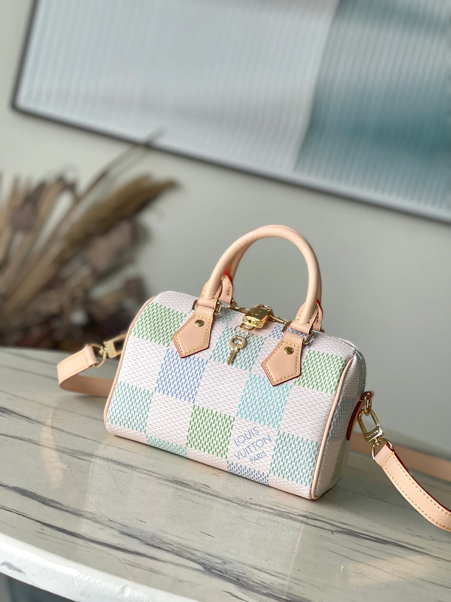 💰940 Top Original Order N40515 This Speedy Bandouliere20 handbag relies on digital printing technology to dye Damier Giant canvas in pastel colors. The chic construction is inspired by the brand's classic travel bag, with push-pull leather handles and a detachable and adjustable shoulder strap for easy shoulder or cross-body wear. Dimensions: 20 × 15 × 12.5 cm