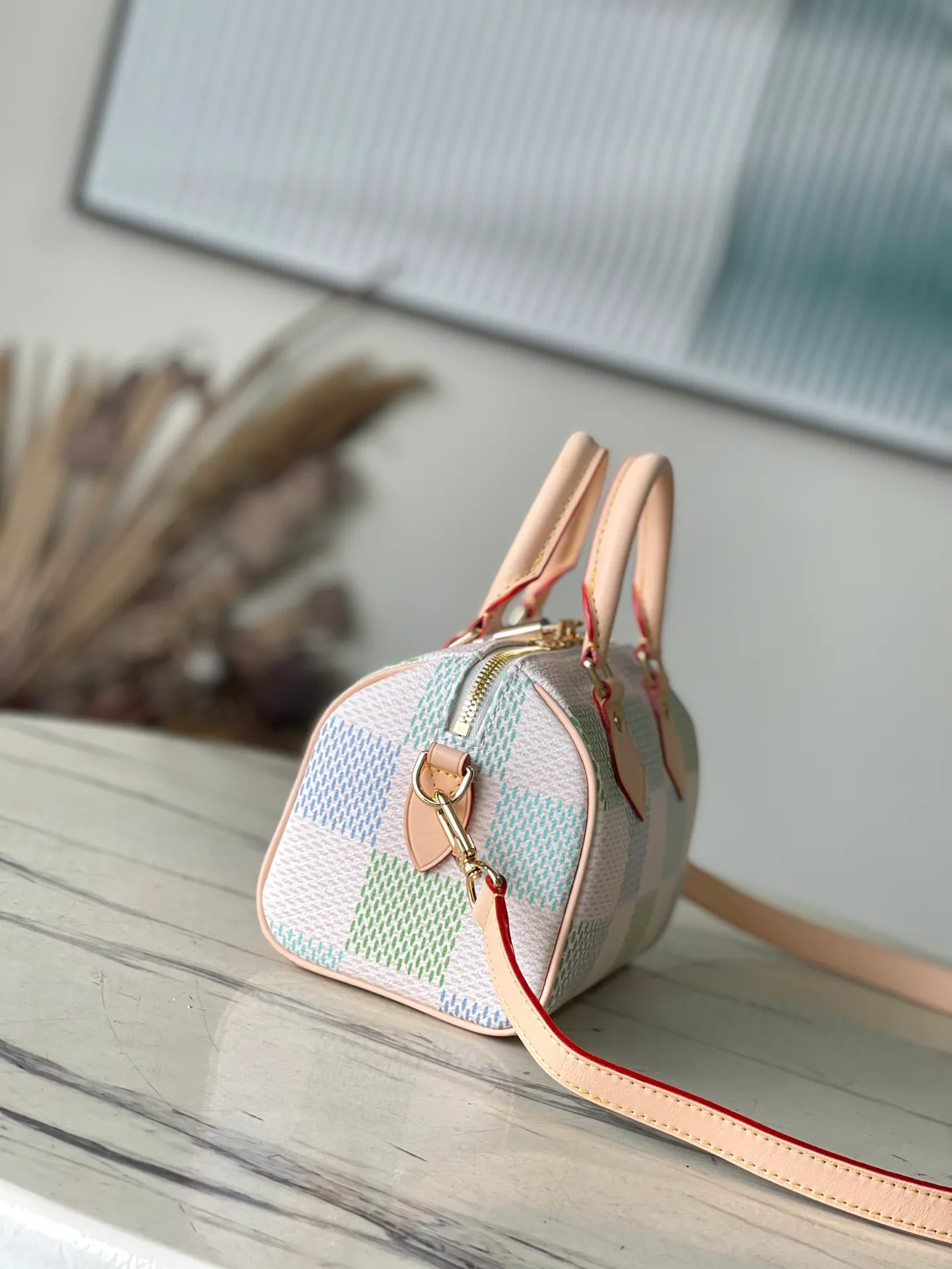 💰940 Top Original Order N40515 This Speedy Bandouliere20 handbag relies on digital printing technology to dye Damier Giant canvas in pastel colors. The chic construction is inspired by the brand's classic travel bag, with push-pull leather handles and a detachable and adjustable shoulder strap for easy shoulder or cross-body wear. Dimensions: 20 × 15 × 12.5 cm