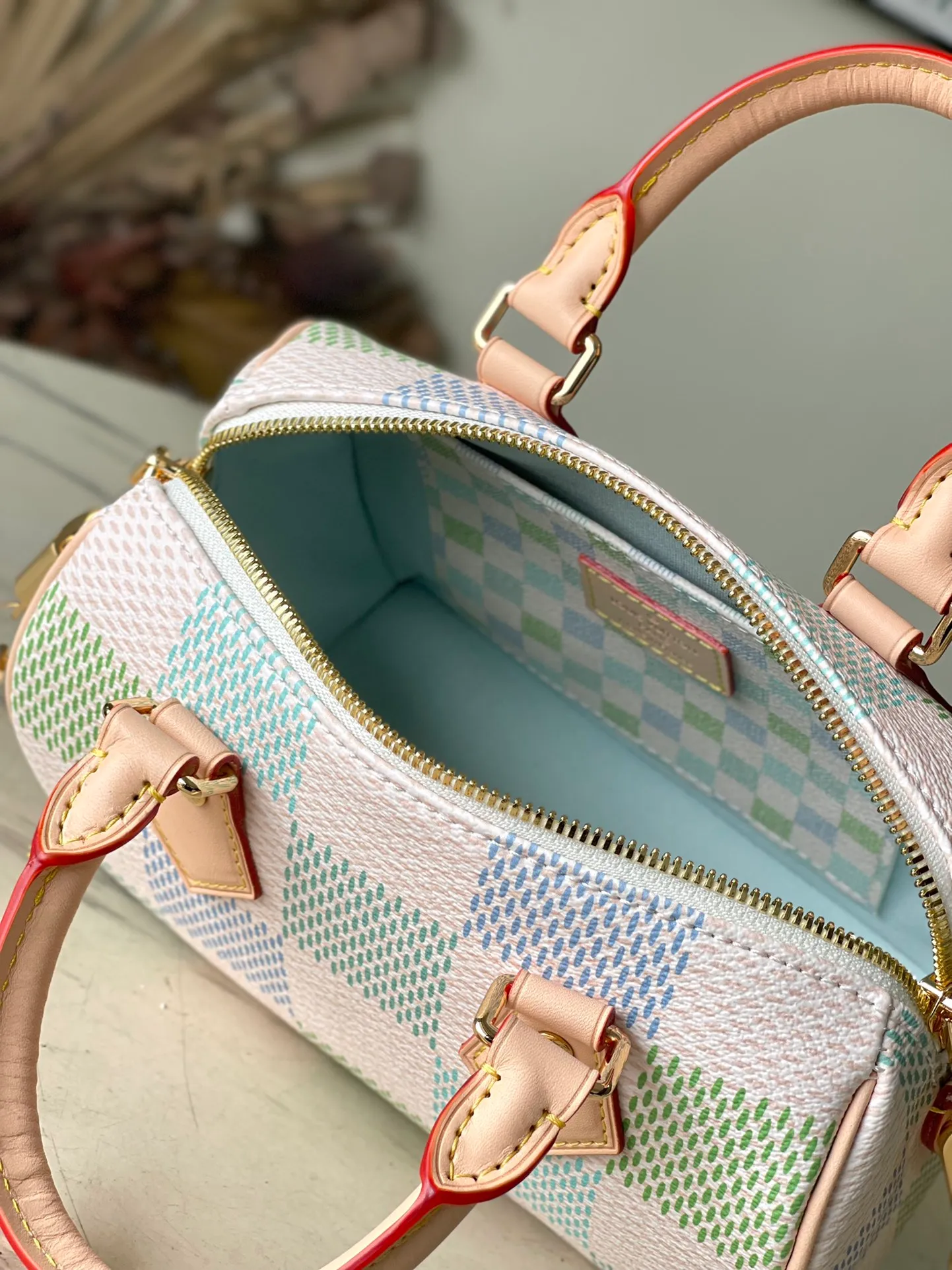 💰940 Top Original Order N40515 This Speedy Bandouliere20 handbag relies on digital printing technology to dye Damier Giant canvas in pastel colors. The chic construction is inspired by the brand's classic travel bag, with push-pull leather handles and a detachable and adjustable shoulder strap for easy shoulder or cross-body wear. Dimensions: 20 × 15 × 12.5 cm