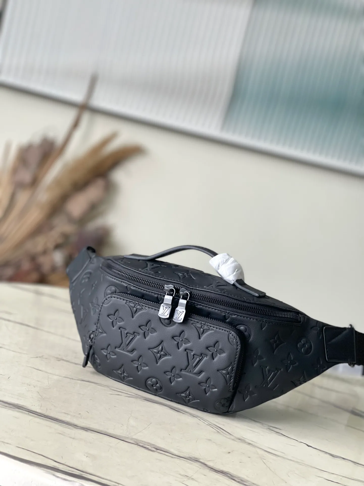 💰880 (top-grain leather) top-quality original M47058 full leather. This Rush waist bag is made of Monogram Shadow cow leather to create a close-fitting shape. Its zippered front pocket allows easy access to mobile phones, keys and cards. The adjustable strap fastens with a sliding hook, making it easy to wear around the waist, on the shoulder or across the body, and the leather handles add handheld options and a sporty look. Dimensions: 30 × 15 × 8 cm