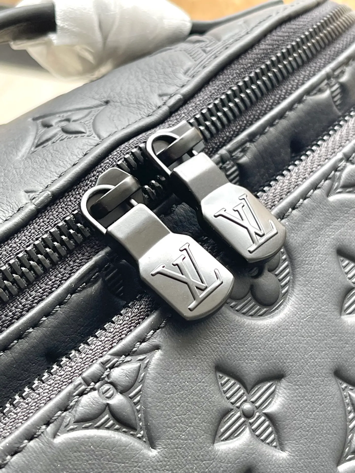 💰880 (top-grain leather) top-quality original M47058 full leather. This Rush waist bag is made of Monogram Shadow cow leather to create a close-fitting shape. Its zippered front pocket allows easy access to mobile phones, keys and cards. The adjustable strap fastens with a sliding hook, making it easy to wear around the waist, on the shoulder or across the body, and the leather handles add handheld options and a sporty look. Dimensions: 30 × 15 × 8 cm