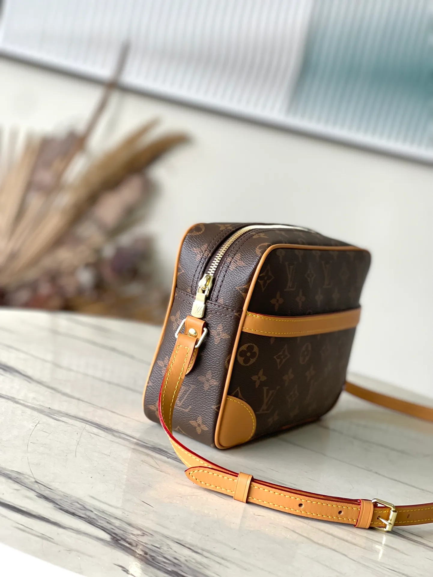💰820 Top Original M51274 Yellow Leather Vintage Second-hand Camera Bag, Crossbody Bag, Unisex, Classic Monogram Canvas with Yellow Leather Trim, Calm and Stylish, One Outside Open Pocket, Inside Zippered Side Pocket, Adjustable Shoulder Strap Can Be Switched Freely at Any Time, Sufficient Capacity for Daily Use! Size 27*17*7cm.