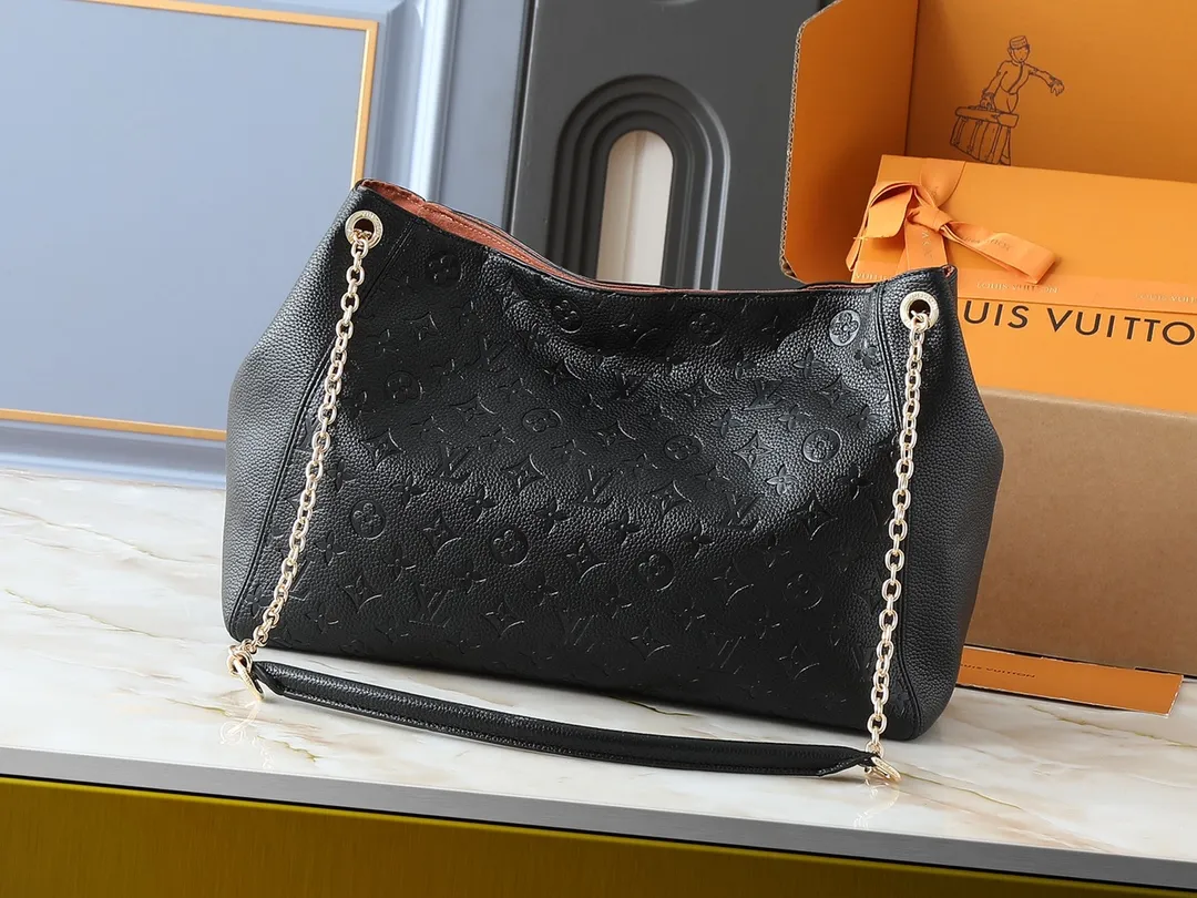 💰280💰Upgraded from the original M14324 M14414 M14659. This Anytime medium handbag looks back to the Promenade handbag that was born in 1988, making it a perfect choice for daily commuting and weekend outings. The Monogram Empreinte leather bag is embellished with shiny metal hardware, and the LV padlock can be hung from the sliding chain shoulder strap, making it easy to explore a variety of styling possibilities and carrying methods. Dimensions: 42.0 x 27.0 x 14.0 cm (length x height x width)