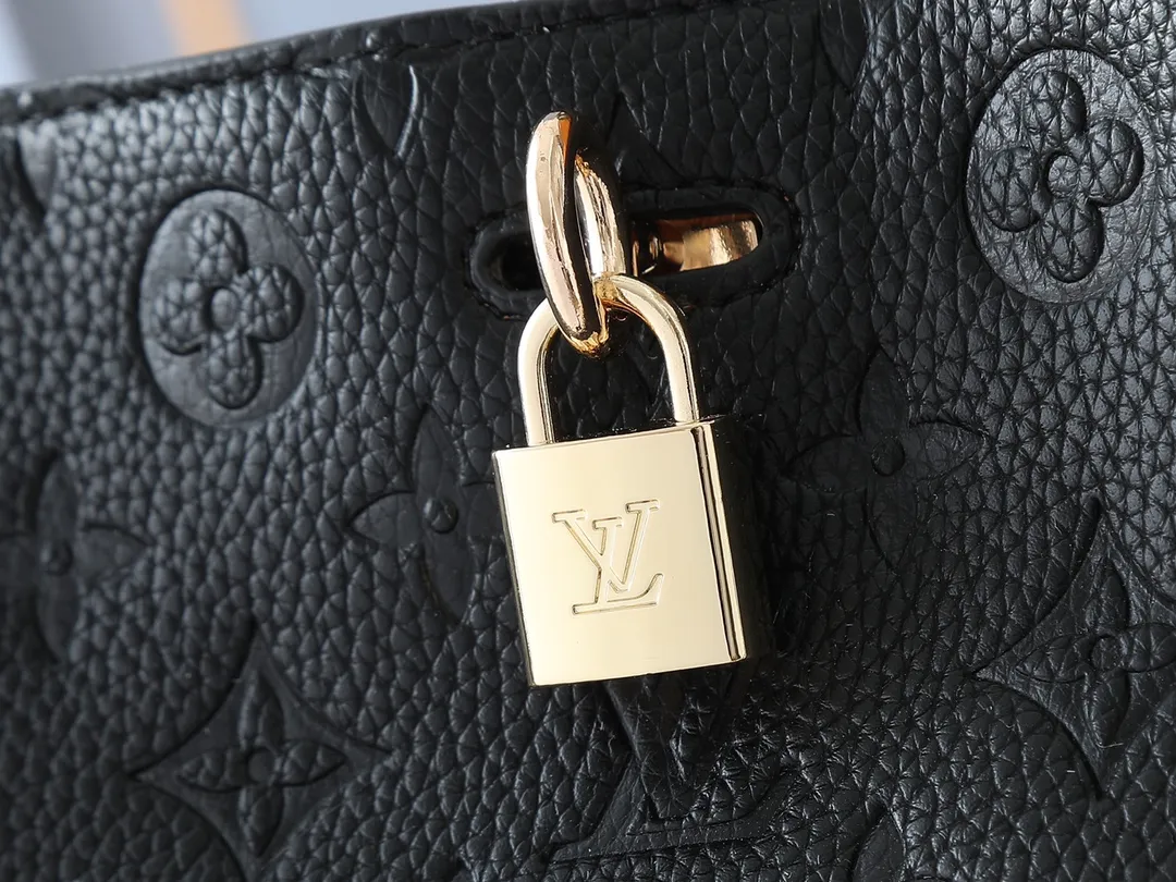 💰280💰Upgraded from the original M14324 M14414 M14659. This Anytime medium handbag looks back to the Promenade handbag that was born in 1988, making it a perfect choice for daily commuting and weekend outings. The Monogram Empreinte leather bag is embellished with shiny metal hardware, and the LV padlock can be hung from the sliding chain shoulder strap, making it easy to explore a variety of styling possibilities and carrying methods. Dimensions: 42.0 x 27.0 x 14.0 cm (length x height x width)