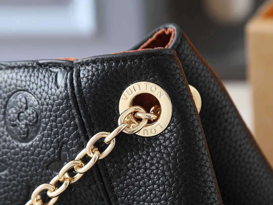 💰280💰Upgraded from the original M14324 M14414 M14659. This Anytime medium handbag looks back to the Promenade handbag that was born in 1988, making it a perfect choice for daily commuting and weekend outings. The Monogram Empreinte leather bag is embellished with shiny metal hardware, and the LV padlock can be hung from the sliding chain shoulder strap, making it easy to explore a variety of styling possibilities and carrying methods. Dimensions: 42.0 x 27.0 x 14.0 cm (length x height x width)