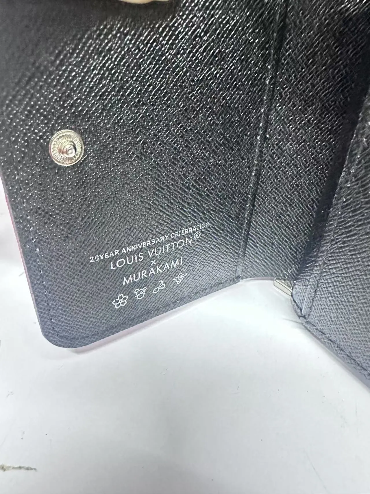 P150 M83689 This Cléa wallet is made of Monogram Empreinte soft grained cowhide, embellished with Louis Vuitton's iconic Monogram embossed pattern. It has a stylish design, is compact yet spacious, and is equipped with an external patch pocket, zipper coin pocket, banknote compartment and six credit card slots.