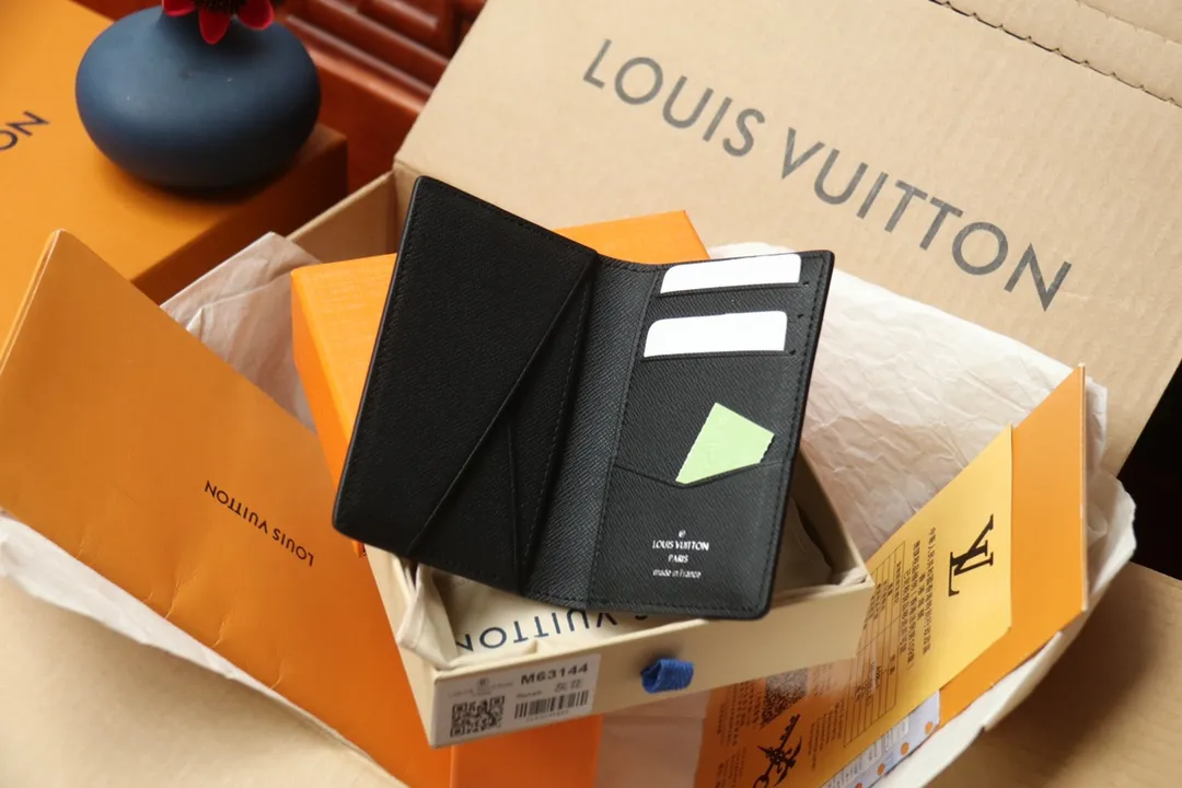 Top Original Single Pocket Wallet N63144 Gray Flower 💰240 Classic Louis Vuit design creates mainstream men's products - new products made of durable material Damier Graphite are now on the market. It’s the ultimate masculine statement for men. Dimensions 7.5 x 11.0