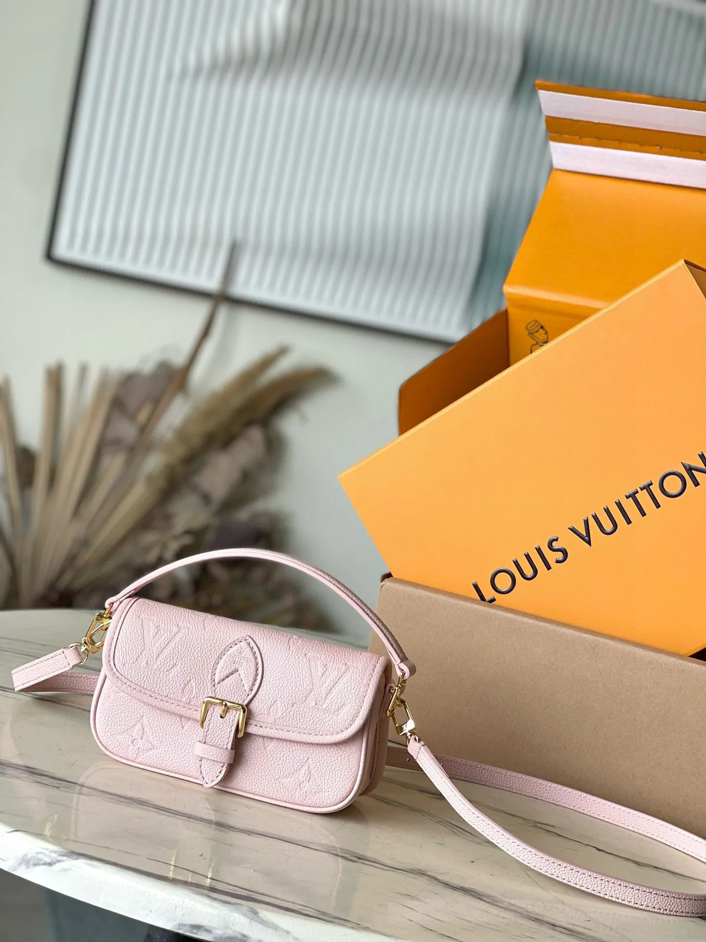 💰820 (top layer leather) top original order M83566 pink This Nano Diane handbag condenses the classic configuration of the Diane handbag and renders dual-tone Monogram Empreinte leather. The rounded flap, sophisticated piping and belt-style magnetic closure showcase the original's signature details, while the detachable handle and removable and adjustable shoulder strap allow for a variety of carrying options. Size: 19×10.5×6cm