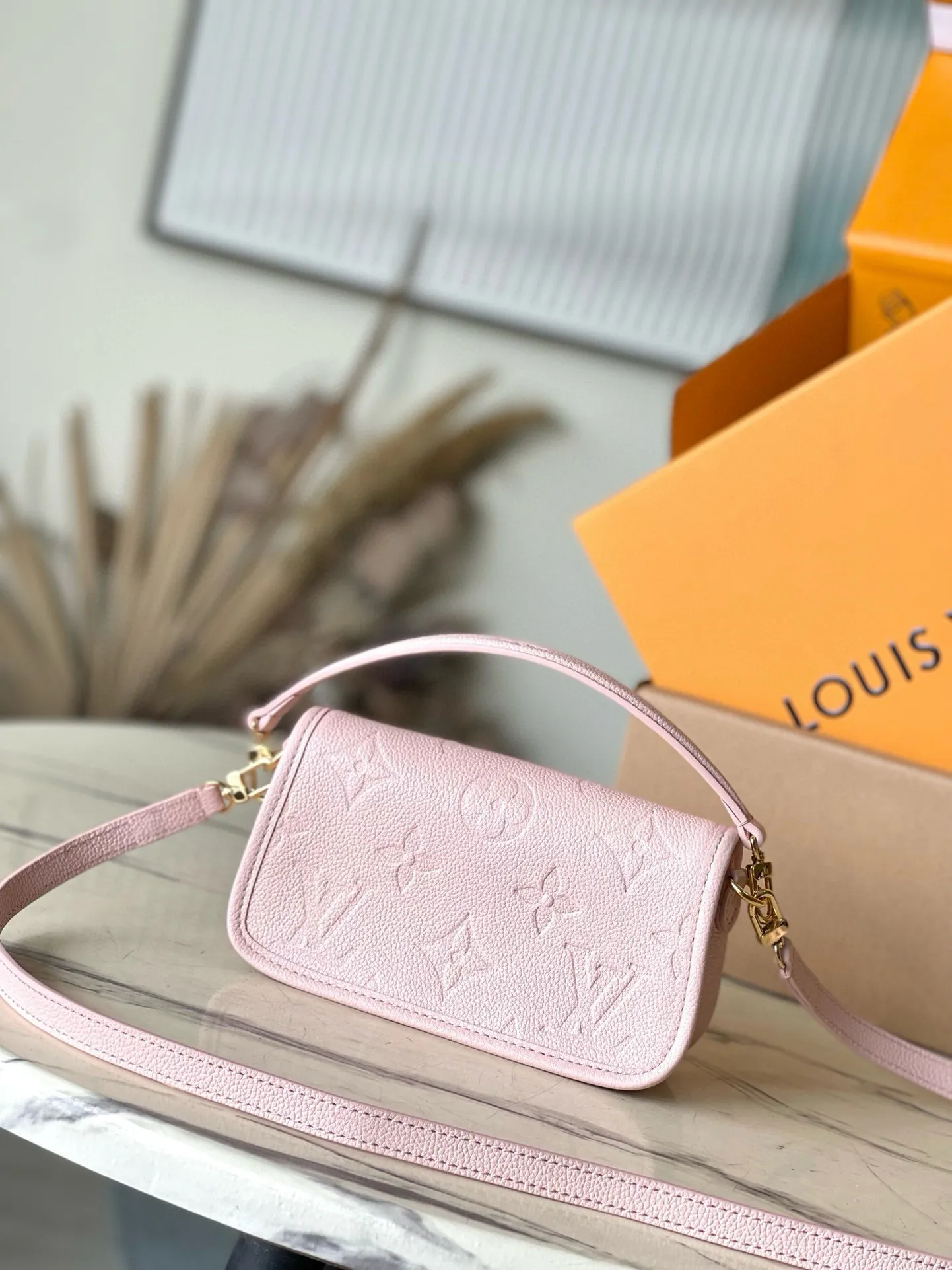 💰820 (top layer leather) top original order M83566 pink This Nano Diane handbag condenses the classic configuration of the Diane handbag and renders dual-tone Monogram Empreinte leather. The rounded flap, sophisticated piping and belt-style magnetic closure showcase the original's signature details, while the detachable handle and removable and adjustable shoulder strap allow for a variety of carrying options. Size: 19×10.5×6cm