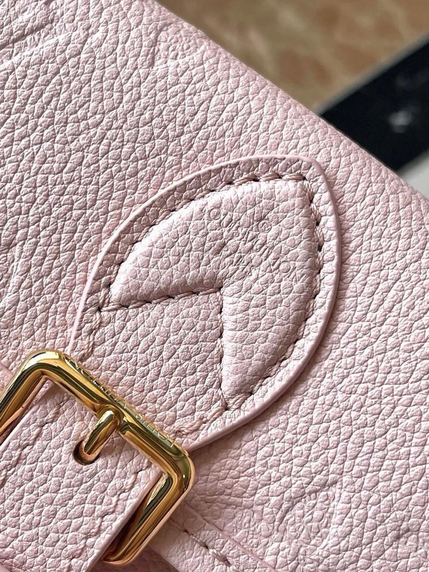 💰820 (top layer leather) top original order M83566 pink This Nano Diane handbag condenses the classic configuration of the Diane handbag and renders dual-tone Monogram Empreinte leather. The rounded flap, sophisticated piping and belt-style magnetic closure showcase the original's signature details, while the detachable handle and removable and adjustable shoulder strap allow for a variety of carrying options. Size: 19×10.5×6cm