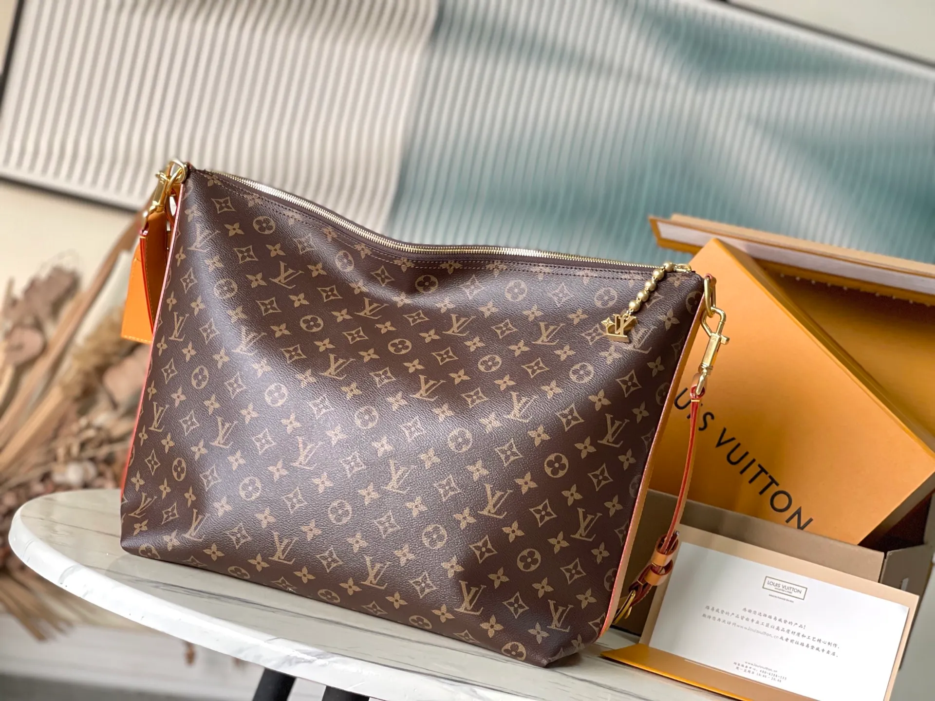💰1080 Top Original M14018 This Vagabond Hobo handbag is made of soft Monogram canvas, with a crescent-shaped configuration to achieve a modern design that is both comfortable and chic. The distressed leather trim, V letter decoration and bright bead chain all reveal a retro style. Dimensions: 35×12×38 cm