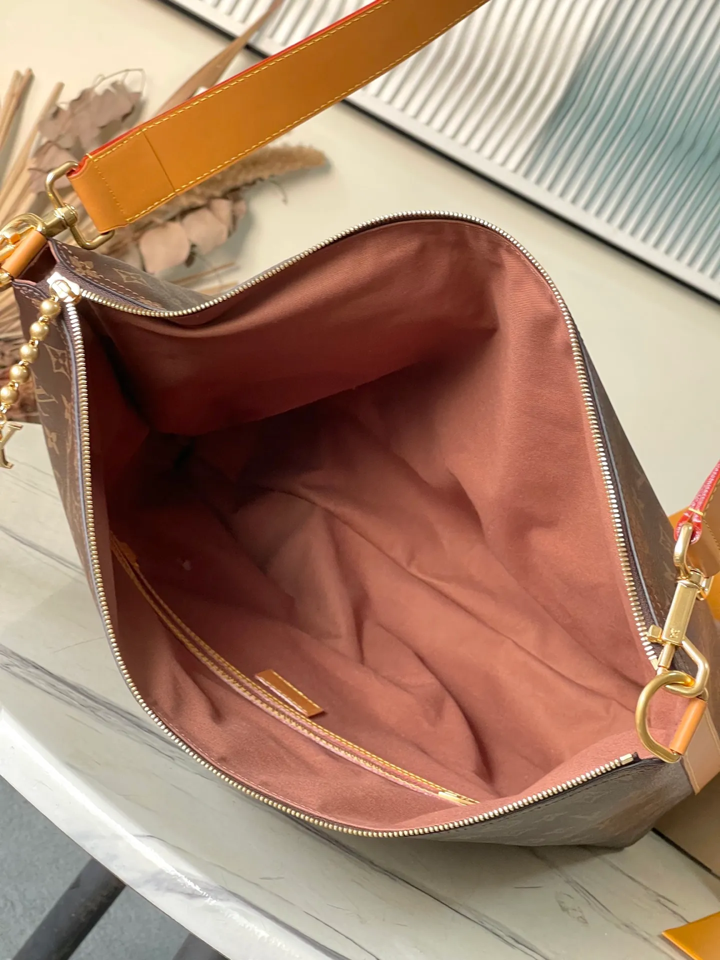💰1080 Top Original M14018 This Vagabond Hobo handbag is made of soft Monogram canvas, with a crescent-shaped configuration to achieve a modern design that is both comfortable and chic. The distressed leather trim, V letter decoration and bright bead chain all reveal a retro style. Dimensions: 35×12×38 cm