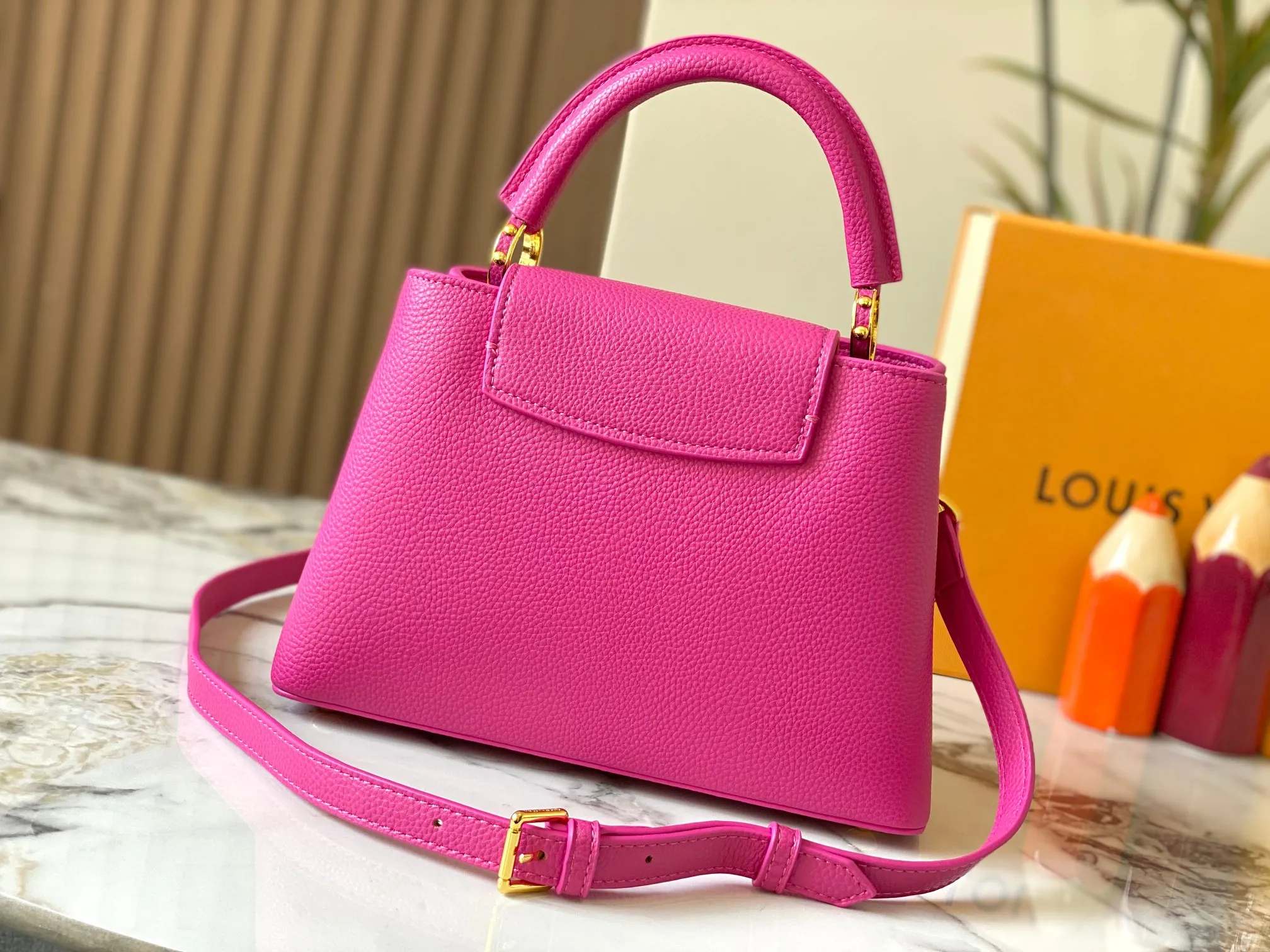 P500 [Guangzhou top quality original version] M26532 Rose Red This modern version of Capucines BB is made of timeless Taurillon leather and equipped with a jewelry-inspired Infinity chain. The bag is decorated with double galvanized metal parts, including the iconic Monogram floral pattern, and the LV Initials logo created with sunburst technology, creating a sundial-like light and shadow effect. The bag has multiple pockets and a detachable shoulder strap, allowing it to be carried on one shoulder or across the body. 27 x 17.3 x 9 (cm) (length x height x width)