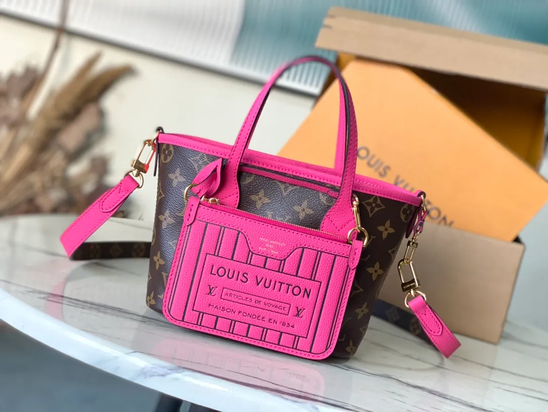 💰840 (top-grain leather) top original M12106 Neverfull Bandouliere Inside Out BB handbag is a double-sided version of the classic design this season, with the front and back decorated with iconic Monogram canvas and grained leather. The removable zipper bag can be used alone or hung externally. The detachable shoulder strap makes it easy to wear cross-body, and the dazzling metal hardware adds a sophisticated detail. Dimensions: 24 × 14 × 9 cm