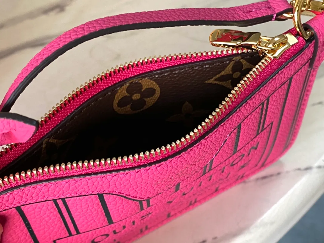 💰840 (top-grain leather) top original M12106 Neverfull Bandouliere Inside Out BB handbag is a double-sided version of the classic design this season, with the front and back decorated with iconic Monogram canvas and grained leather. The removable zipper bag can be used alone or hung externally. The detachable shoulder strap makes it easy to wear cross-body, and the dazzling metal hardware adds a sophisticated detail. Dimensions: 24 × 14 × 9 cm