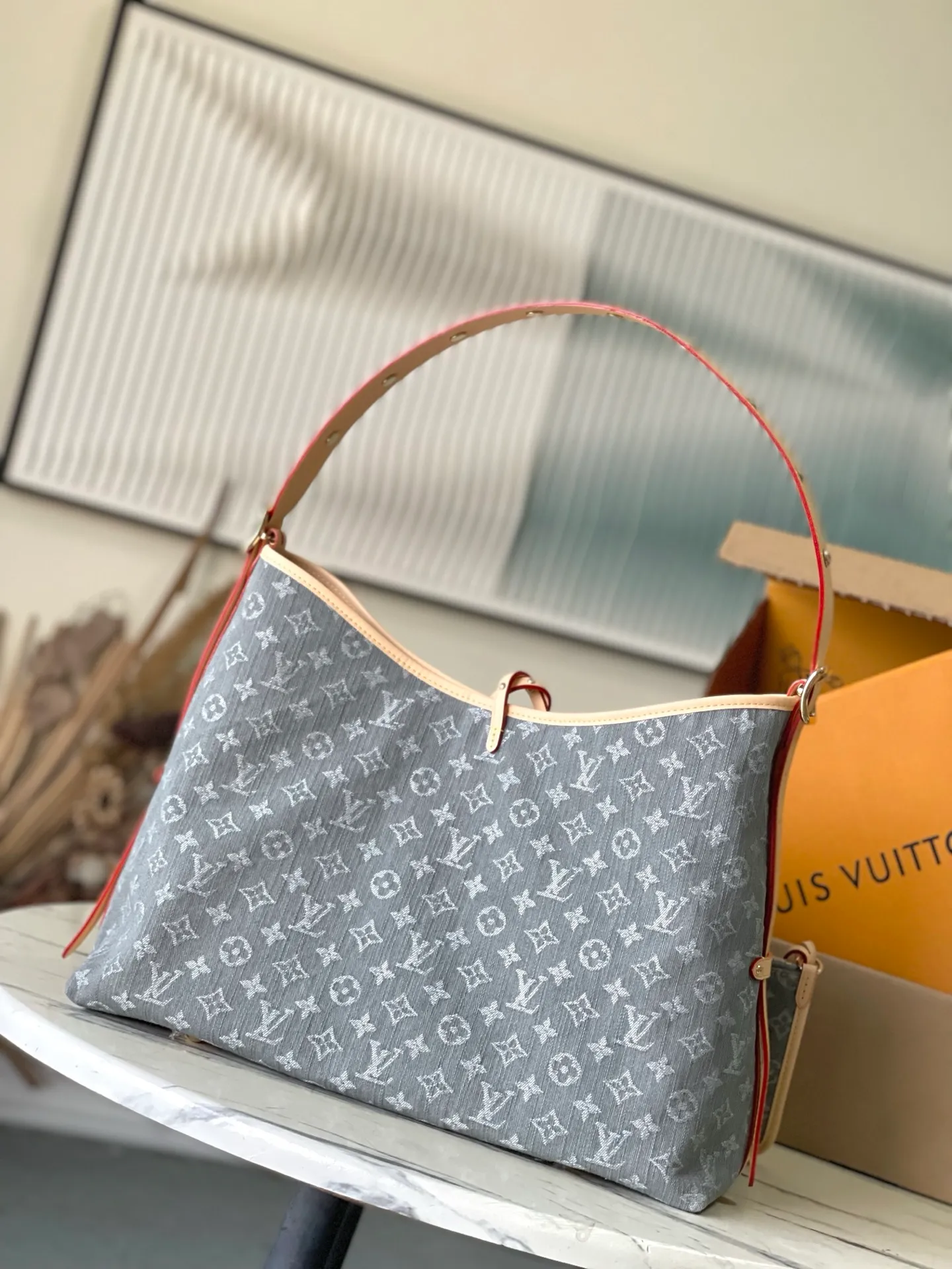 💰1220 Top original order M13289 This medium-sized CarryAll handbag uses the Monogram Denim patterned cotton surface that was born in 2005, and then uses Louis Vuitton's exquisite bleaching process to create a washed effect. The contrasting leather and detachable nameplate highlight the neat structure. The zippered inner pocket can safely store valuables, making it a modern choice for traveling in the city. Dimensions: 39 × 30 × 15 cm