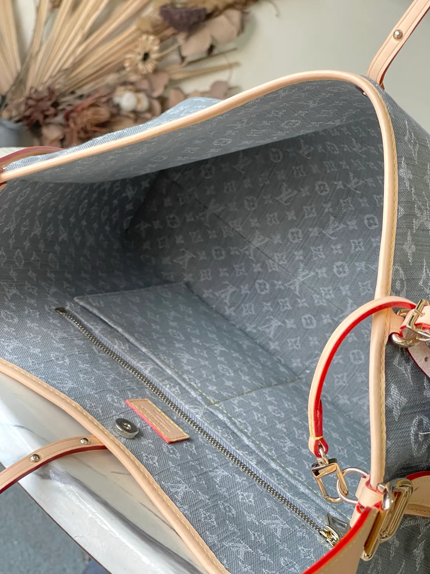 💰1220 Top original order M13289 This medium-sized CarryAll handbag uses the Monogram Denim patterned cotton surface that was born in 2005, and then uses Louis Vuitton's exquisite bleaching process to create a washed effect. The contrasting leather and detachable nameplate highlight the neat structure. The zippered inner pocket can safely store valuables, making it a modern choice for traveling in the city. Dimensions: 39 × 30 × 15 cm