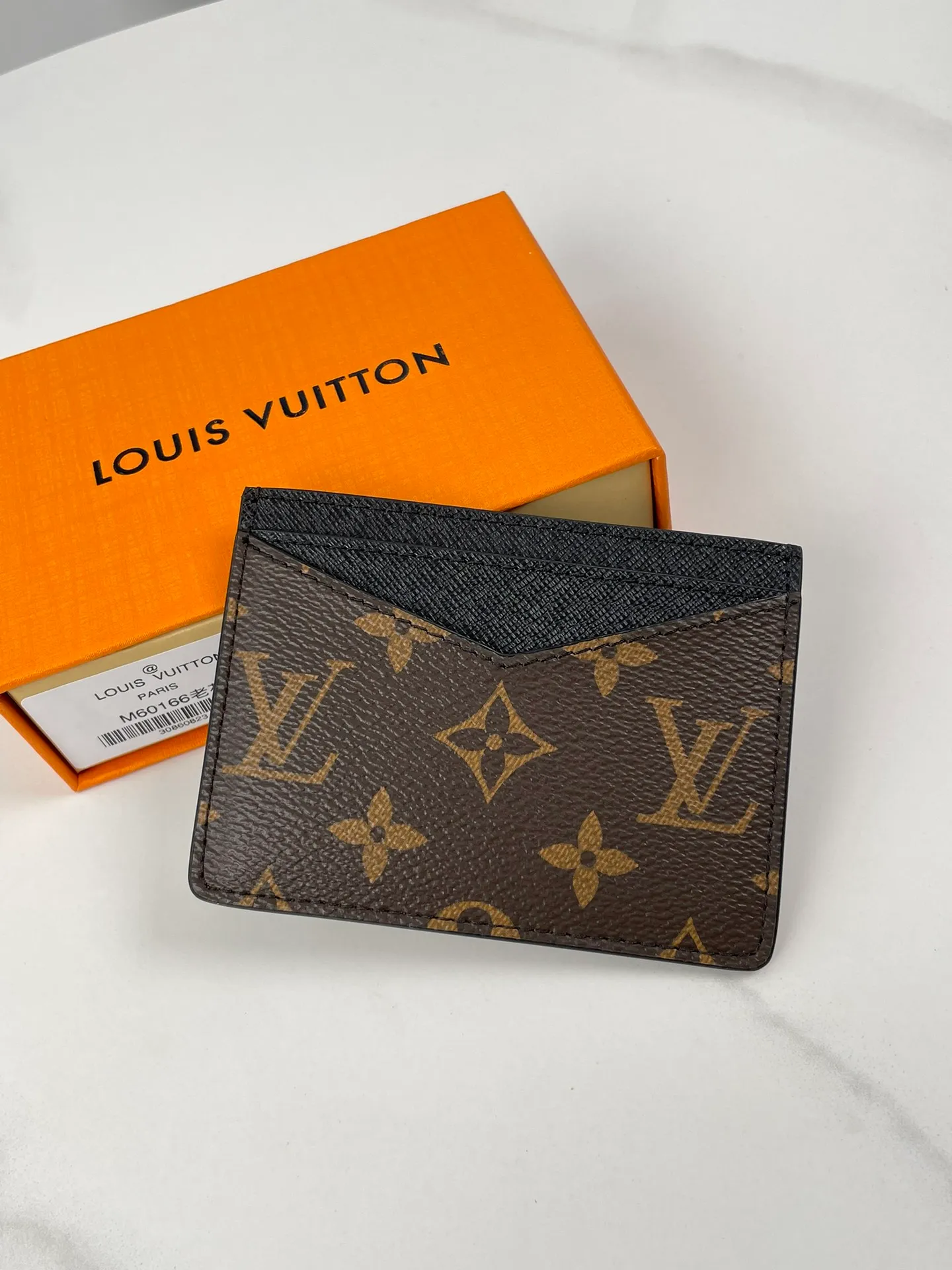Factory price 180 🇫🇷Exclusive real shot of overseas original M60166 presbyopia! The Neo card holder in Monogram Macassar canvas is the perfect way to carry important cards. Leather trimmings enhance the classic Louis Vuitton pattern. Size: 11×7cm