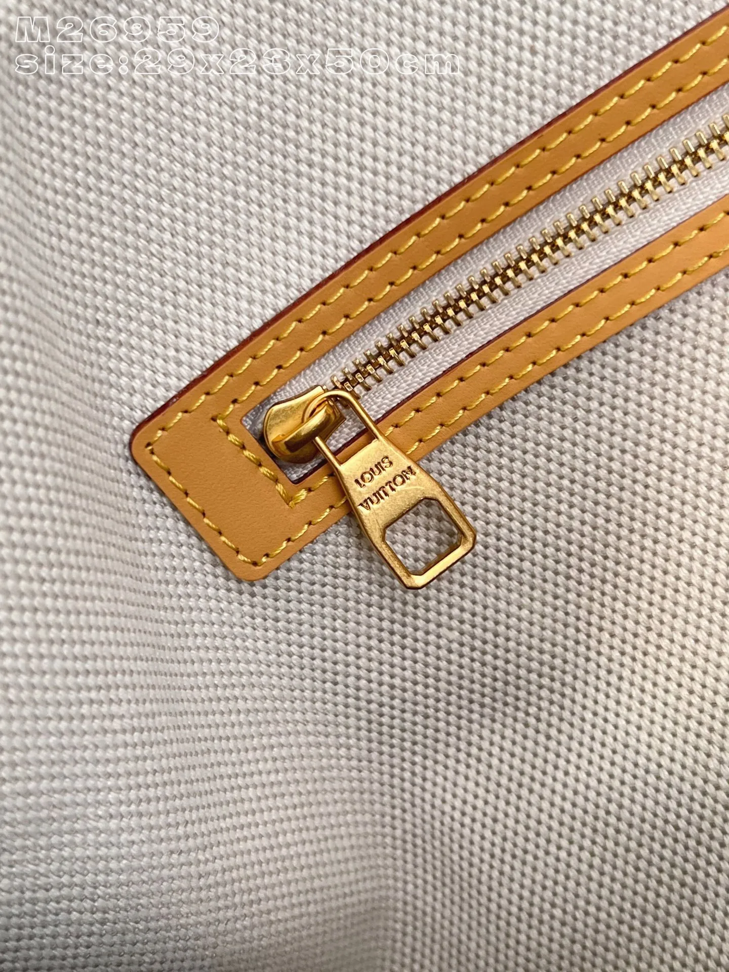 💰1160 Top Original [Exclusive Real Shot M26959] This Keepall Bandoulière 50 travel bag is made of camouflage-effect Monogram Surplus coated canvas, showing Pharrell Williams' creative interpretation of the brand's classic Monogram canvas. Distressed metal and leather accents inspire the idea of ​​leisurely excursions into the countryside, while the detachable and adjustable branded fabric shoulder strap offers a variety of carrying options. 29 x 23 x 50 cm (height x width x length) E [Warm reminder: This model is too big to fit in the packaging]