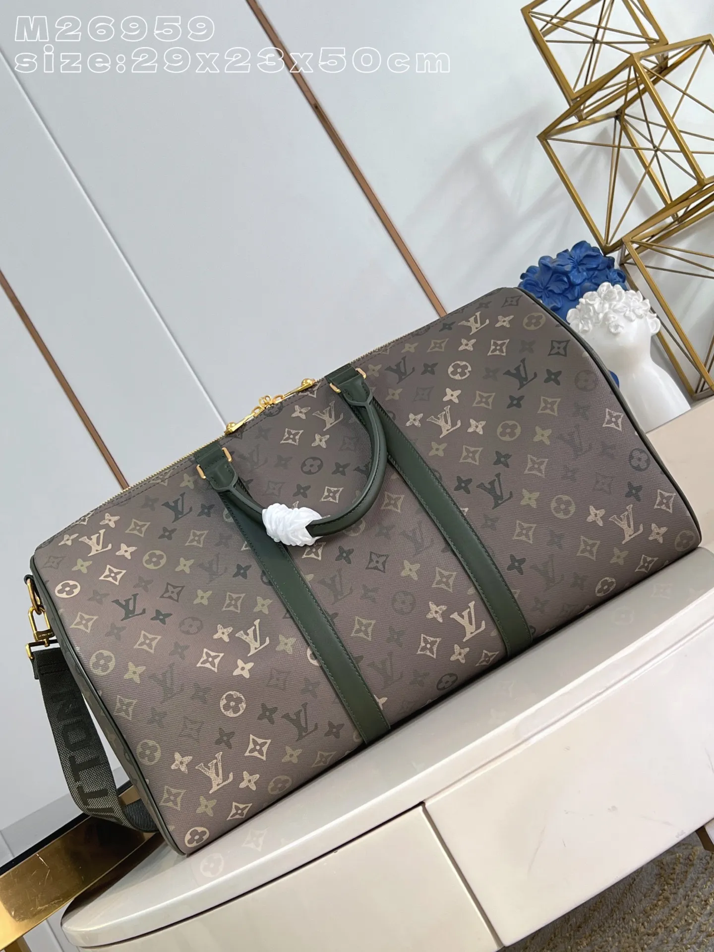 💰1160 Top Original [Exclusive Real Shot M26959] This Keepall Bandoulière 50 travel bag is made of camouflage-effect Monogram Surplus coated canvas, showing Pharrell Williams' creative interpretation of the brand's classic Monogram canvas. Distressed metal and leather accents inspire the idea of ​​leisurely excursions into the countryside, while the detachable and adjustable branded fabric shoulder strap offers a variety of carrying options. 29 x 23 x 50 cm (height x width x length) E [Warm reminder: This model is too big to fit in the packaging]