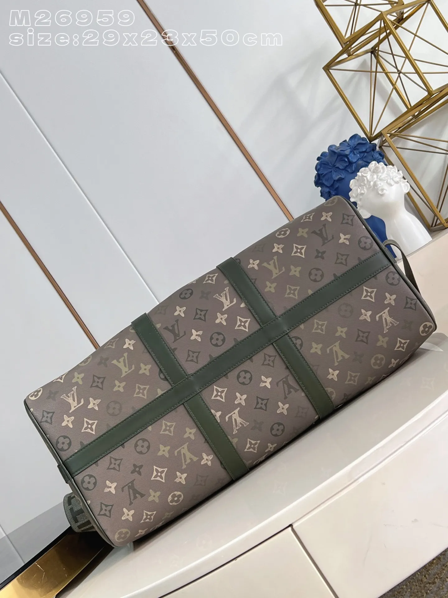 💰1160 Top Original [Exclusive Real Shot M26959] This Keepall Bandoulière 50 travel bag is made of camouflage-effect Monogram Surplus coated canvas, showing Pharrell Williams' creative interpretation of the brand's classic Monogram canvas. Distressed metal and leather accents inspire the idea of ​​leisurely excursions into the countryside, while the detachable and adjustable branded fabric shoulder strap offers a variety of carrying options. 29 x 23 x 50 cm (height x width x length) E [Warm reminder: This model is too big to fit in the packaging]