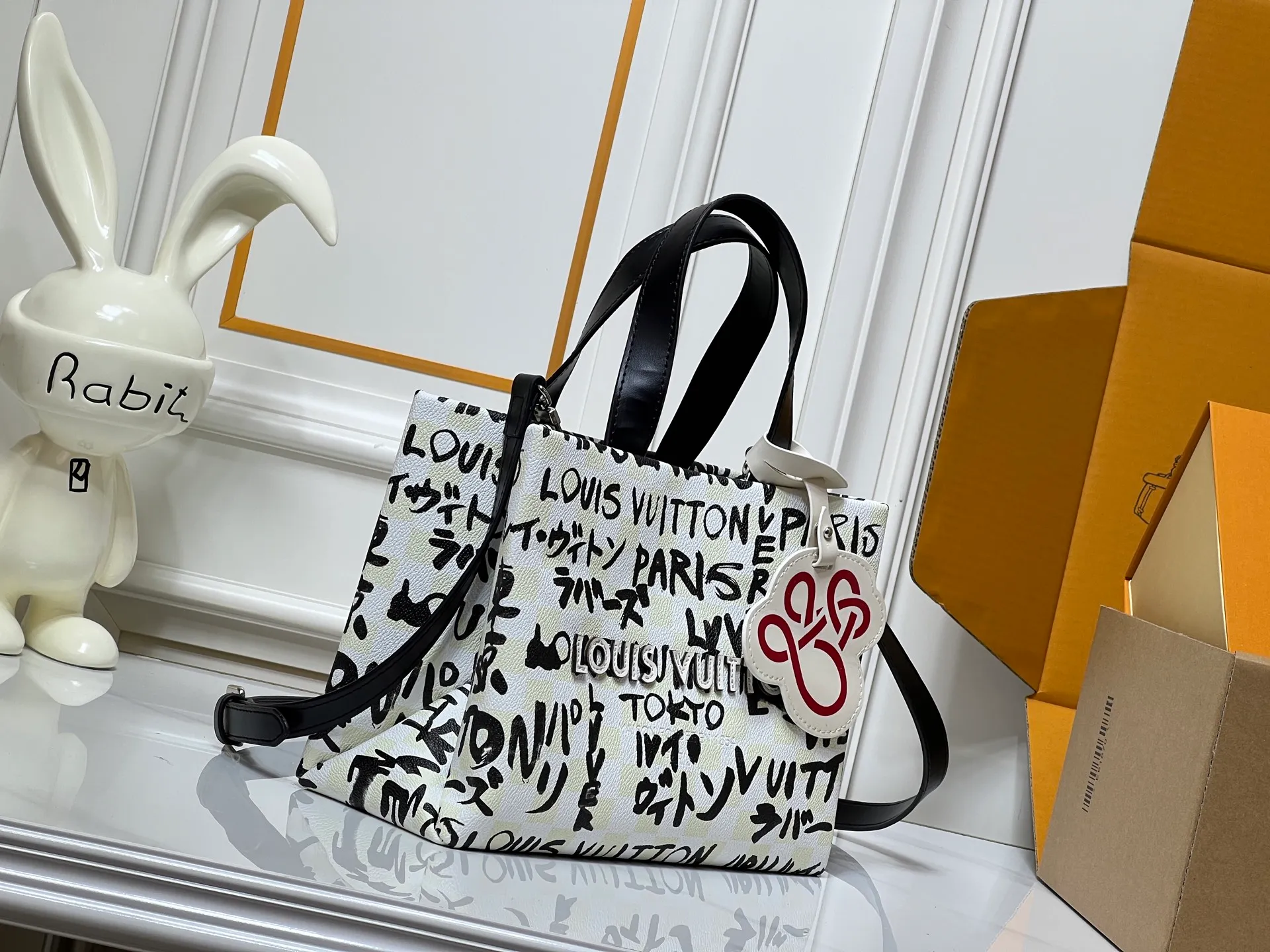 Batch 260💰M13940 Black and White Text Khaki Color Check Black Check Presbyopia Orange Black Green Pink PHARREL and NIGO collection's joint series top original order This Shopper medium handbag draws inspiration from Louis Vuitton shopping bags, with the words Louis Vuitton and Maison Fondée En 1854 written on soft cow leather, with a top handle and a detachable shoulder strap. 25x19x11 • Cow leather • Cow leather trim • Textile lining • Metal hardware • Musketon closure • Main compartment • Zip pocket • Double patch pockets • Handles: Double handle