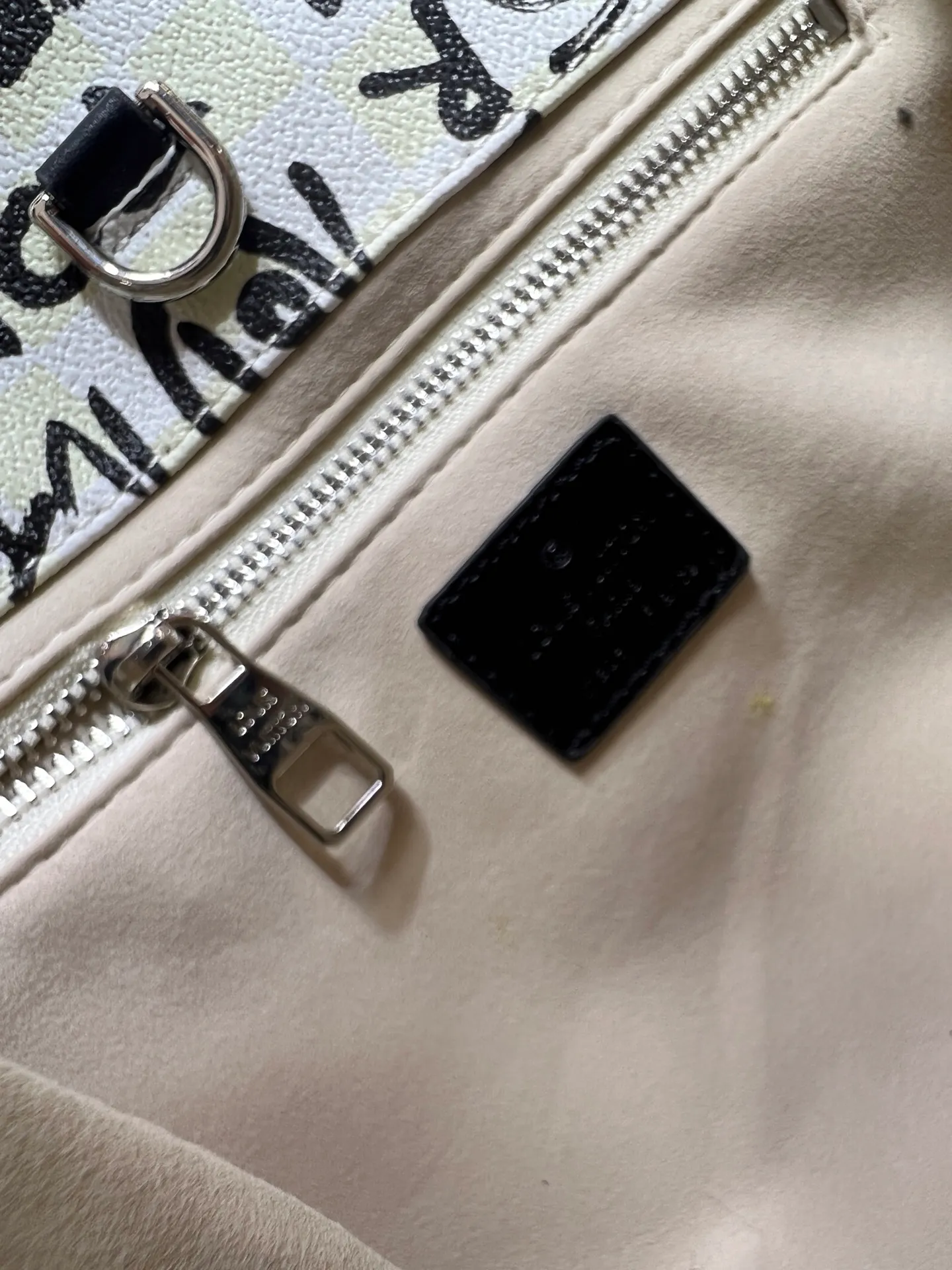 Batch 260💰M13940 Black and White Text Khaki Color Check Black Check Presbyopia Orange Black Green Pink PHARREL and NIGO collection's joint series top original order This Shopper medium handbag draws inspiration from Louis Vuitton shopping bags, with the words Louis Vuitton and Maison Fondée En 1854 written on soft cow leather, with a top handle and a detachable shoulder strap. 25x19x11 • Cow leather • Cow leather trim • Textile lining • Metal hardware • Musketon closure • Main compartment • Zip pocket • Double patch pockets • Handles: Double handle