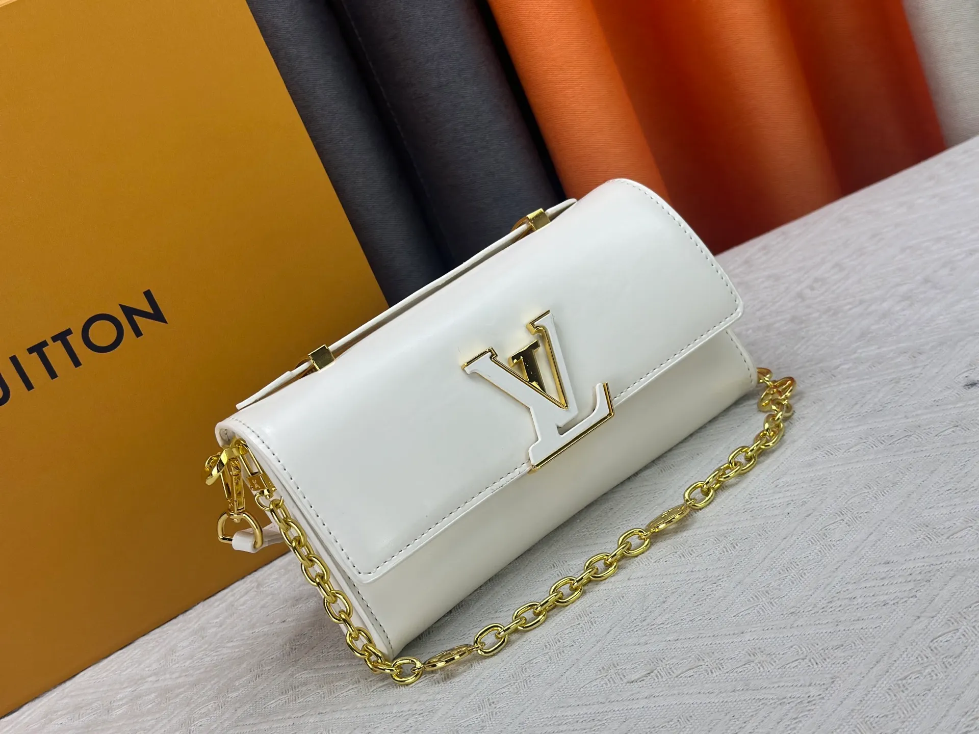P260 M12143 black M12405 red M12265 white Wallet On Chain Capucines handbag combines exquisite craftsmanship and elegant style. It is embellished with classic LV letters in smooth leather. It is equipped with a detachable metal chain and leather shoulder strap, which can be carried by hand, shoulder or cross-body. The neat interior features Monogram floral magnet fastening, patch pockets, and card compartment.  12 x 4 x 23 cm (H x W x L) Cowhide Leather Trimming Cowhide lining Metal hardware Monogram floral magnetic closure Large main compartment Internal patch pocket with card compartment Shoulder strap: removable, adjustable Half-length strap: 43.0 cm Strap half-length adjustable to: 53.0 cm Chain: Removable Chain half-length: 22.5 cm Handle: Single handle