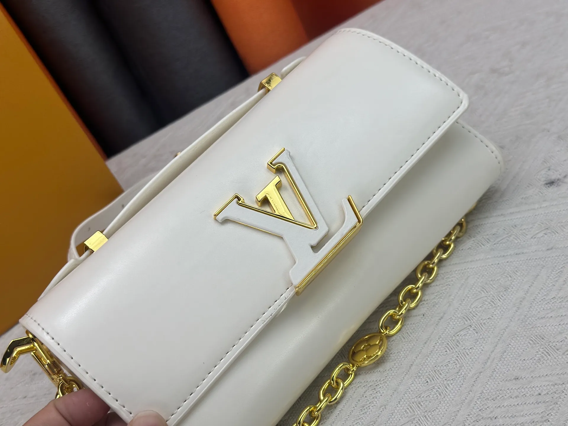 P260 M12143 black M12405 red M12265 white Wallet On Chain Capucines handbag combines exquisite craftsmanship and elegant style. It is embellished with classic LV letters in smooth leather. It is equipped with a detachable metal chain and leather shoulder strap, which can be carried by hand, shoulder or cross-body. The neat interior features Monogram floral magnet fastening, patch pockets, and card compartment.  12 x 4 x 23 cm (H x W x L) Cowhide Leather Trimming Cowhide lining Metal hardware Monogram floral magnetic closure Large main compartment Internal patch pocket with card compartment Shoulder strap: removable, adjustable Half-length strap: 43.0 cm Strap half-length adjustable to: 53.0 cm Chain: Removable Chain half-length: 22.5 cm Handle: Single handle