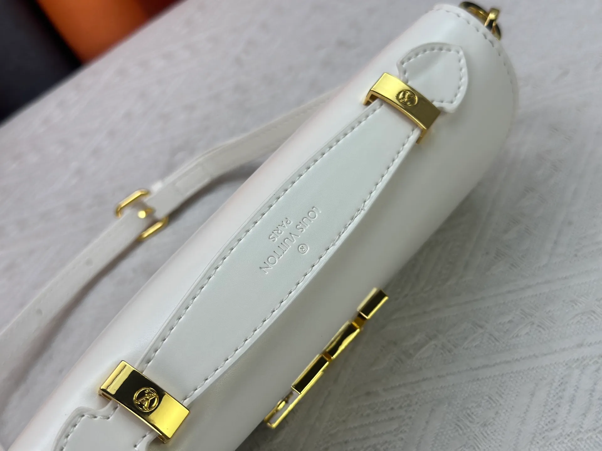 P260 M12143 black M12405 red M12265 white Wallet On Chain Capucines handbag combines exquisite craftsmanship and elegant style. It is embellished with classic LV letters in smooth leather. It is equipped with a detachable metal chain and leather shoulder strap, which can be carried by hand, shoulder or cross-body. The neat interior features Monogram floral magnet fastening, patch pockets, and card compartment.  12 x 4 x 23 cm (H x W x L) Cowhide Leather Trimming Cowhide lining Metal hardware Monogram floral magnetic closure Large main compartment Internal patch pocket with card compartment Shoulder strap: removable, adjustable Half-length strap: 43.0 cm Strap half-length adjustable to: 53.0 cm Chain: Removable Chain half-length: 22.5 cm Handle: Single handle