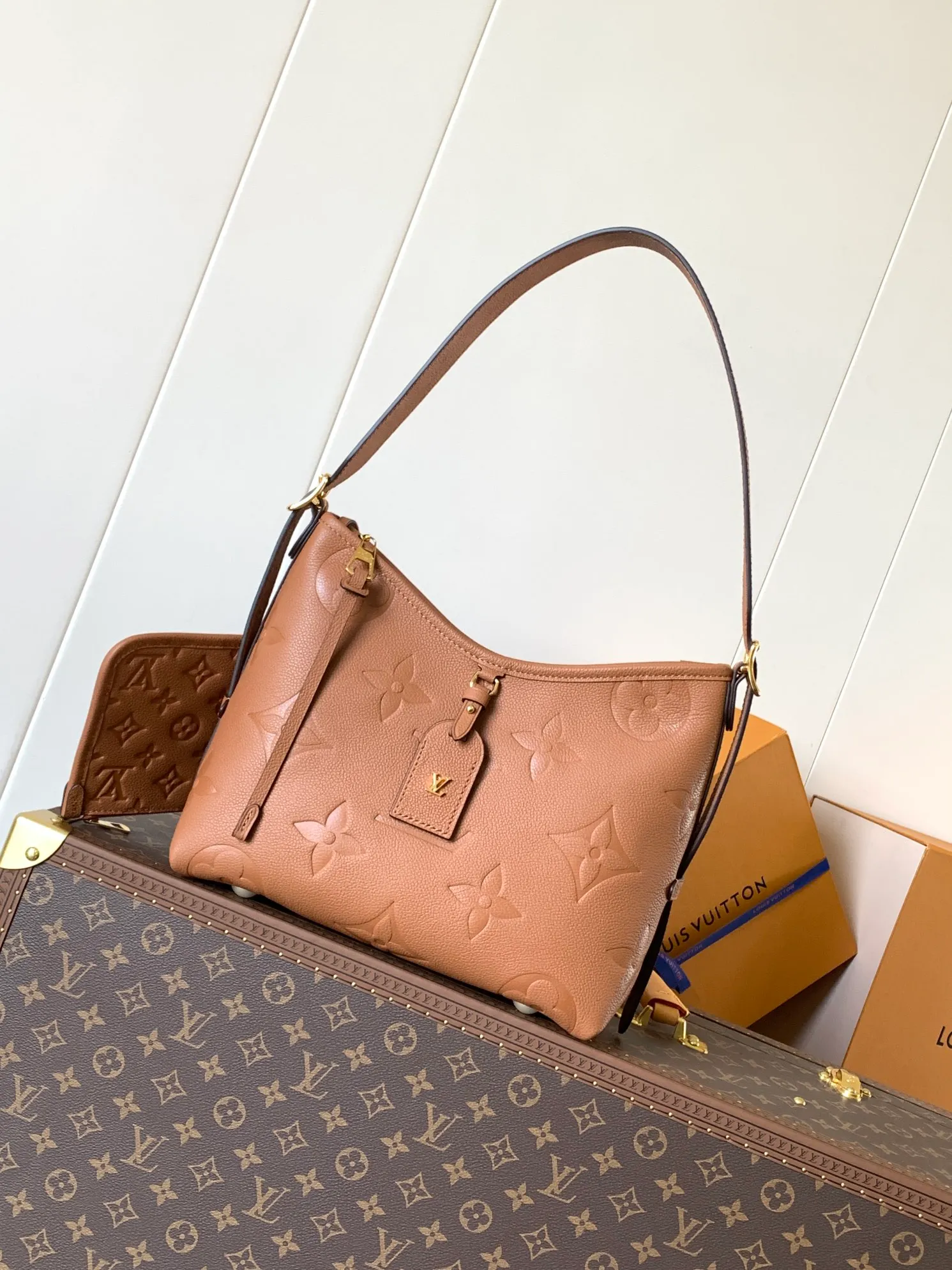 💰1180 (top layer leather) top original order, transcoding chip M14209 pink M46673 light blue M47180 apricot print M46288 black M46293 off-white M46277 apricot M11790 brown This small CarryAll handbag is made of Monogram Empreinte leather, showing the elegant style of the LV Milky Way series. The metal hardware and detachable name tag add to the sophisticated feel, and the interior pockets can safely store valuables. It can be carried by hand or by the shoulder strap to explore more carrying methods.  24 x 12 x 29.5 cm (H x W x L) Embossed grained cowhide Leather trim Textile lining Metal hardware Zip closure Internal slip pocket Internal zipper pocket Removable name tag Holds smartphone, 10" tablet, keys, Zippy wallet and headphones Shoulder strap: removable, adjustable Half-length strap: 32.0 cm Half-length strap adjustable to: 50.0 cm