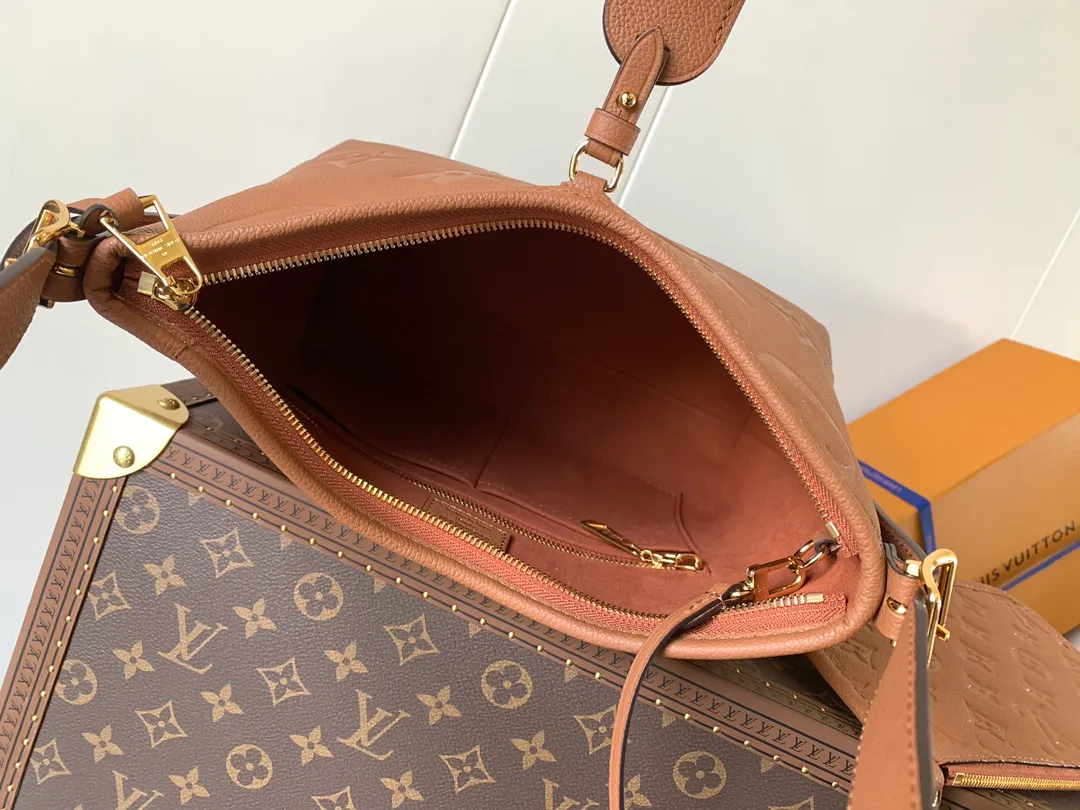 💰1180 (top layer leather) top original order, transcoding chip M14209 pink M46673 light blue M47180 apricot print M46288 black M46293 off-white M46277 apricot M11790 brown This small CarryAll handbag is made of Monogram Empreinte leather, showing the elegant style of the LV Milky Way series. The metal hardware and detachable name tag add to the sophisticated feel, and the interior pockets can safely store valuables. It can be carried by hand or by the shoulder strap to explore more carrying methods.  24 x 12 x 29.5 cm (H x W x L) Embossed grained cowhide Leather trim Textile lining Metal hardware Zip closure Internal slip pocket Internal zipper pocket Removable name tag Holds smartphone, 10" tablet, keys, Zippy wallet and headphones Shoulder strap: removable, adjustable Half-length strap: 32.0 cm Half-length strap adjustable to: 50.0 cm