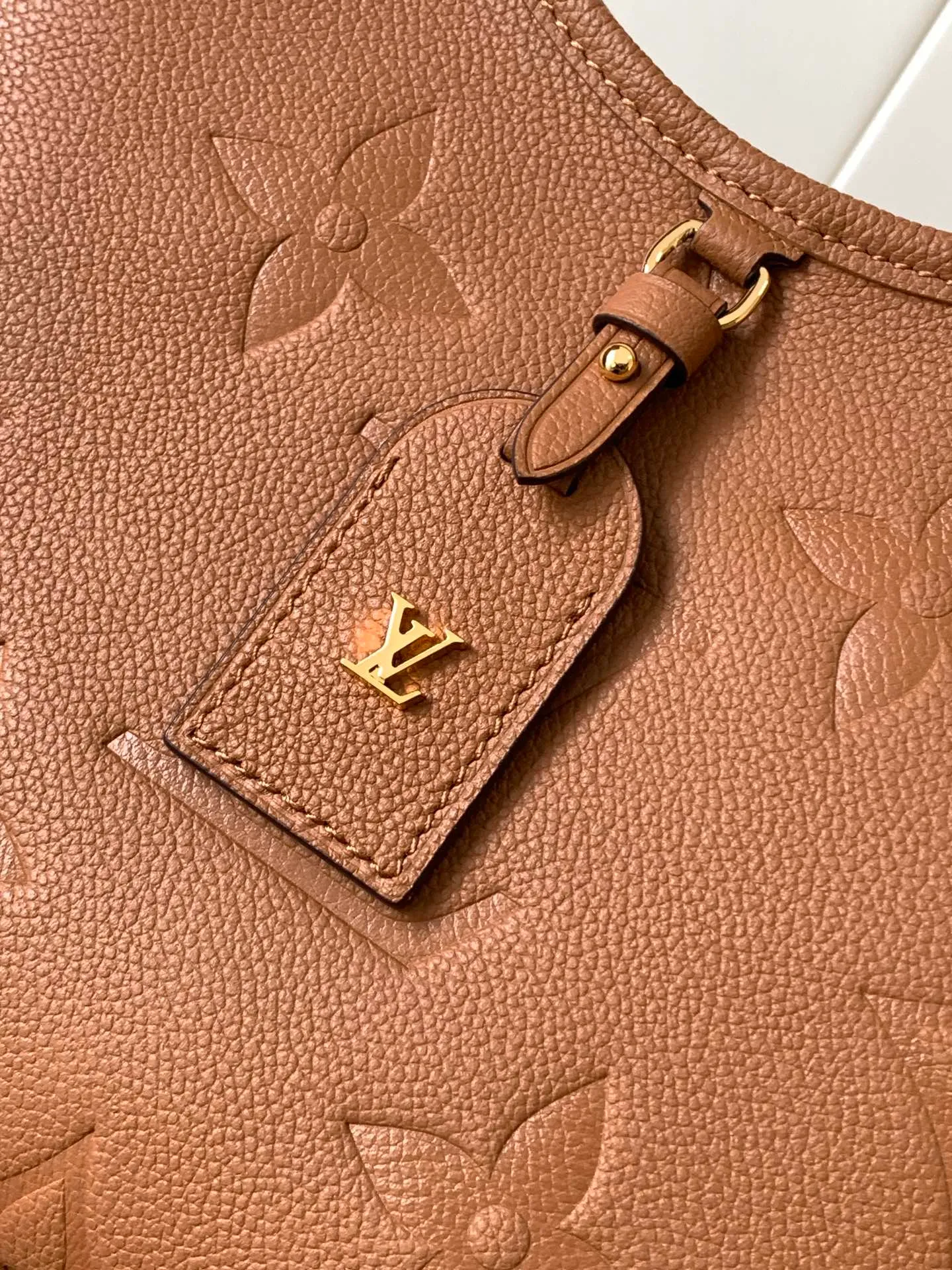 💰1180 (top layer leather) top original order, transcoding chip M14209 pink M46673 light blue M47180 apricot print M46288 black M46293 off-white M46277 apricot M11790 brown This small CarryAll handbag is made of Monogram Empreinte leather, showing the elegant style of the LV Milky Way series. The metal hardware and detachable name tag add to the sophisticated feel, and the interior pockets can safely store valuables. It can be carried by hand or by the shoulder strap to explore more carrying methods.  24 x 12 x 29.5 cm (H x W x L) Embossed grained cowhide Leather trim Textile lining Metal hardware Zip closure Internal slip pocket Internal zipper pocket Removable name tag Holds smartphone, 10" tablet, keys, Zippy wallet and headphones Shoulder strap: removable, adjustable Half-length strap: 32.0 cm Half-length strap adjustable to: 50.0 cm