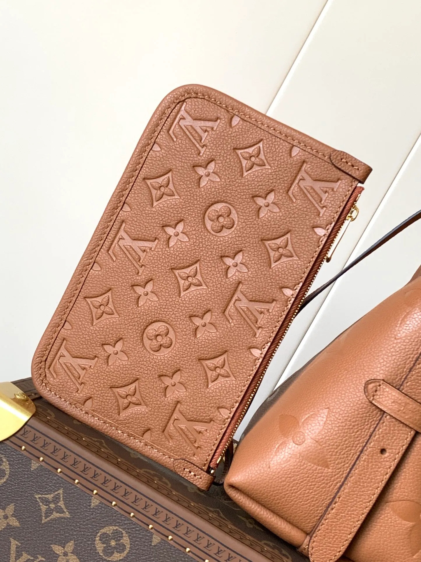 💰1180 (top layer leather) top original order, transcoding chip M14209 pink M46673 light blue M47180 apricot print M46288 black M46293 off-white M46277 apricot M11790 brown This small CarryAll handbag is made of Monogram Empreinte leather, showing the elegant style of the LV Milky Way series. The metal hardware and detachable name tag add to the sophisticated feel, and the interior pockets can safely store valuables. It can be carried by hand or by the shoulder strap to explore more carrying methods.  24 x 12 x 29.5 cm (H x W x L) Embossed grained cowhide Leather trim Textile lining Metal hardware Zip closure Internal slip pocket Internal zipper pocket Removable name tag Holds smartphone, 10" tablet, keys, Zippy wallet and headphones Shoulder strap: removable, adjustable Half-length strap: 32.0 cm Half-length strap adjustable to: 50.0 cm