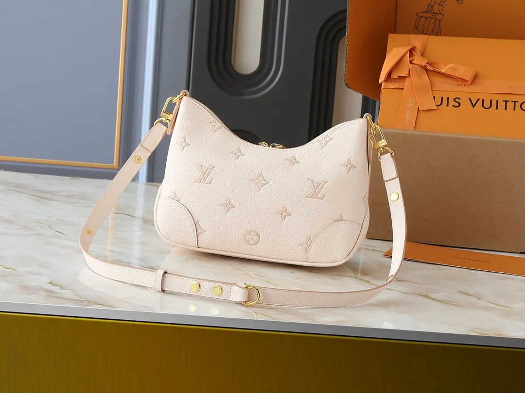 💰260💰Upgraded original M13224 M12930 M45832 M45831 Chain bag croissant series KOREA PRE-LAUNCH handbag This season's Boulogne bag uses Monogram Amprent leather material to reinterpret a symbolic design that can be used in multiple ways. Like existing designs made of canvas, various styles of items can be produced. Internal flat pocket that can store large-sized smartphones. A new version with a braided chain woven with gold hardware that creates a high-class and strong atmosphere. 16 x 9.5 x 29 cm.
