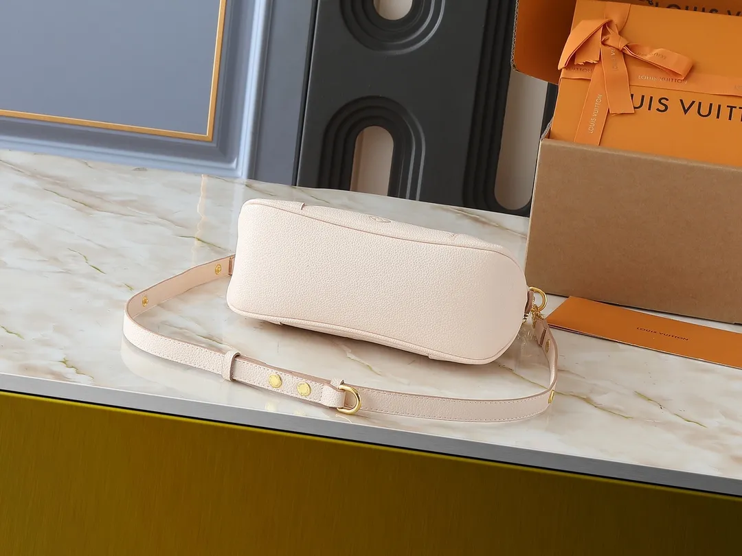 💰260💰Upgraded original M13224 M12930 M45832 M45831 Chain bag croissant series KOREA PRE-LAUNCH handbag This season's Boulogne bag uses Monogram Amprent leather material to reinterpret a symbolic design that can be used in multiple ways. Like existing designs made of canvas, various styles of items can be produced. Internal flat pocket that can store large-sized smartphones. A new version with a braided chain woven with gold hardware that creates a high-class and strong atmosphere. 16 x 9.5 x 29 cm.