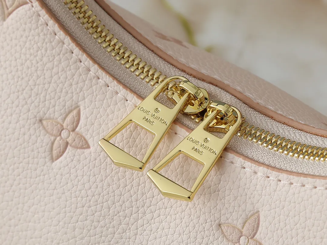 💰260💰Upgraded original M13224 M12930 M45832 M45831 Chain bag croissant series KOREA PRE-LAUNCH handbag This season's Boulogne bag uses Monogram Amprent leather material to reinterpret a symbolic design that can be used in multiple ways. Like existing designs made of canvas, various styles of items can be produced. Internal flat pocket that can store large-sized smartphones. A new version with a braided chain woven with gold hardware that creates a high-class and strong atmosphere. 16 x 9.5 x 29 cm.