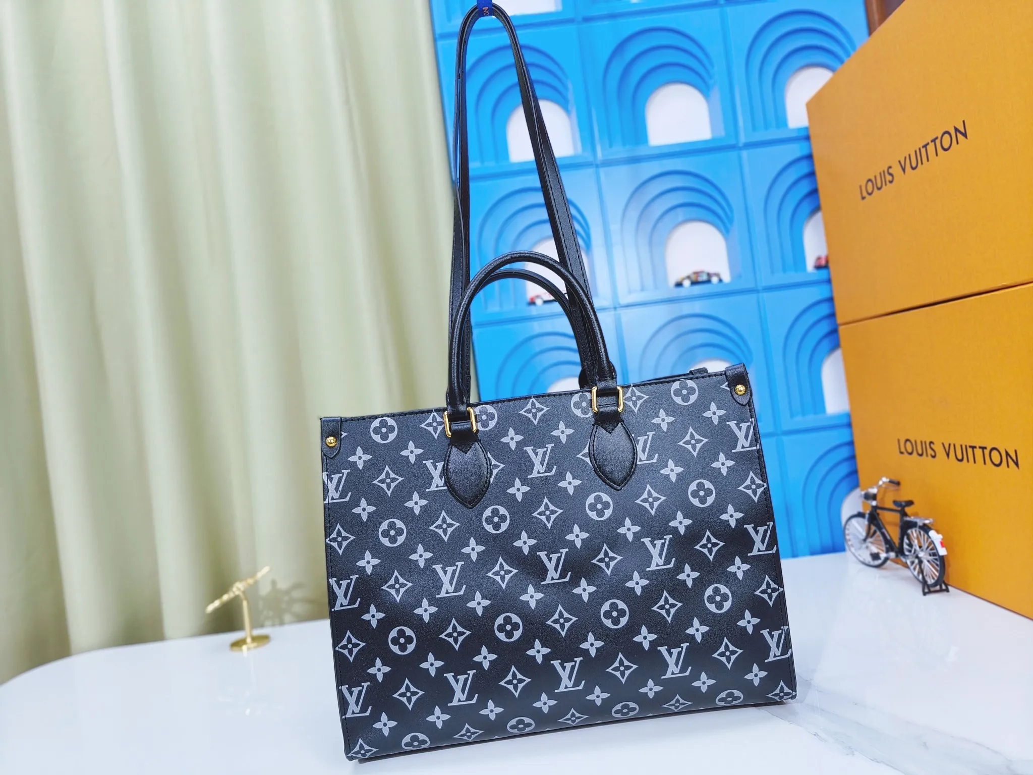 💰240💰Upgraded from the original M12465 M12775 M45607 MM45595 M46531 M45495 This Monogram Ink series OnTheGo medium handbag has a matte texture of smooth cow leather, and the rivet tabs on the corners pay tribute to the brand's classic hard box design. The neat interior has a large zipper pocket for storing banknotes and receipts. Dimensions: 35.0 x 27.0 x 14.0 cm (length x height x width)