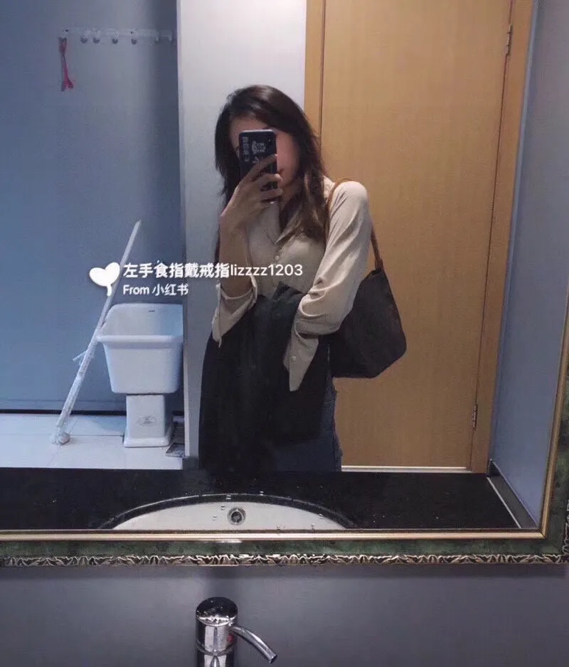 Batch 300💰supermodel bella’s same style🔥🔥LV round handle shoulder bag! Exclusive ⛱️delivery wide shoulder strap! 🔥102212# A very attractive and practical bag! ! looping series A rare round handle shoulder bag from Lvjia! Very chic ❤️❤️ The inside is made of brown cloth, so you won’t be afraid of aging no matter how long you store it! The capacity is sufficient. You can recite the style of a big name in minutes. Size: 26 excluding handle