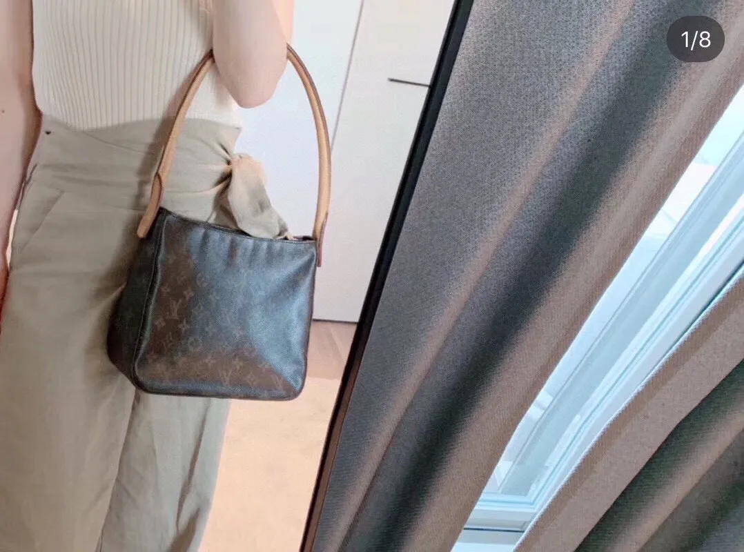 Batch 300💰supermodel bella’s same style🔥🔥LV round handle shoulder bag! Exclusive ⛱️delivery wide shoulder strap! 🔥102212# A very attractive and practical bag! ! looping series A rare round handle shoulder bag from Lvjia! Very chic ❤️❤️ The inside is made of brown cloth, so you won’t be afraid of aging no matter how long you store it! The capacity is sufficient. You can recite the style of a big name in minutes. Size: 26 excluding handle