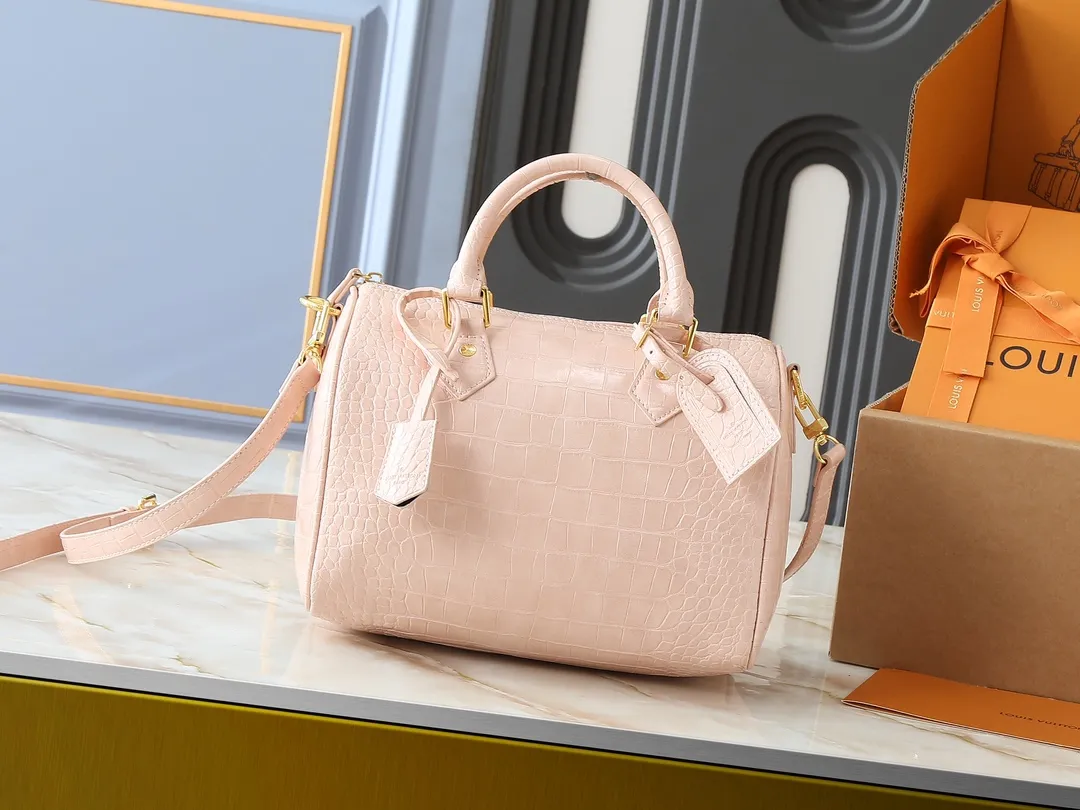 💰300💰Upgraded from the original M89108 M40390 crocodile pattern. This Speedy Bandoulière 25 Monogram Leather handbag is made of soft cow leather and uses the Monogram pattern to reproduce the sophisticated look and feel of the canvas print. Dazzling metal hardware, sheepskin lining and nameplate all reflect Creative Director Pharrell Williams' relentless attention to detail. Dimensions: 25x15x15