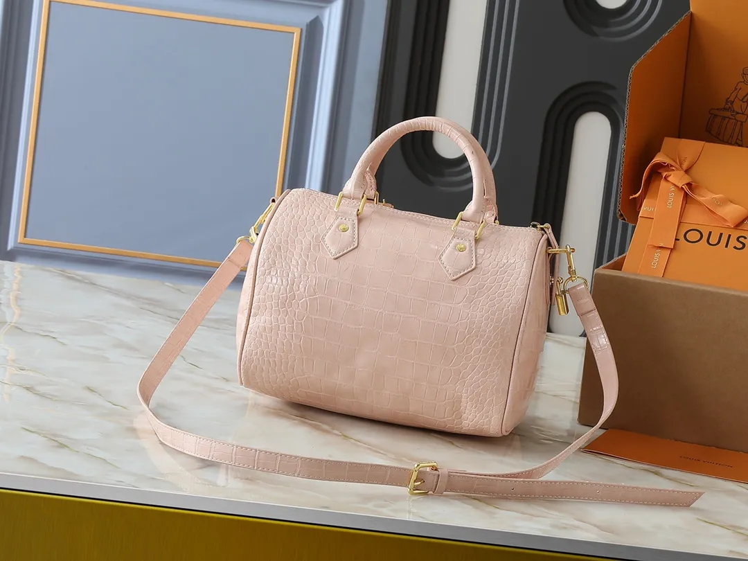 💰300💰Upgraded from the original M89108 M40390 crocodile pattern. This Speedy Bandoulière 25 Monogram Leather handbag is made of soft cow leather and uses the Monogram pattern to reproduce the sophisticated look and feel of the canvas print. Dazzling metal hardware, sheepskin lining and nameplate all reflect Creative Director Pharrell Williams' relentless attention to detail. Dimensions: 25x15x15