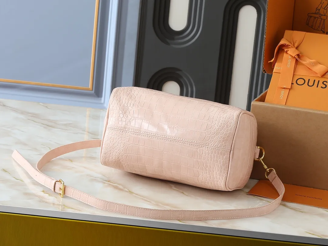 💰300💰Upgraded from the original M89108 M40390 crocodile pattern. This Speedy Bandoulière 25 Monogram Leather handbag is made of soft cow leather and uses the Monogram pattern to reproduce the sophisticated look and feel of the canvas print. Dazzling metal hardware, sheepskin lining and nameplate all reflect Creative Director Pharrell Williams' relentless attention to detail. Dimensions: 25x15x15