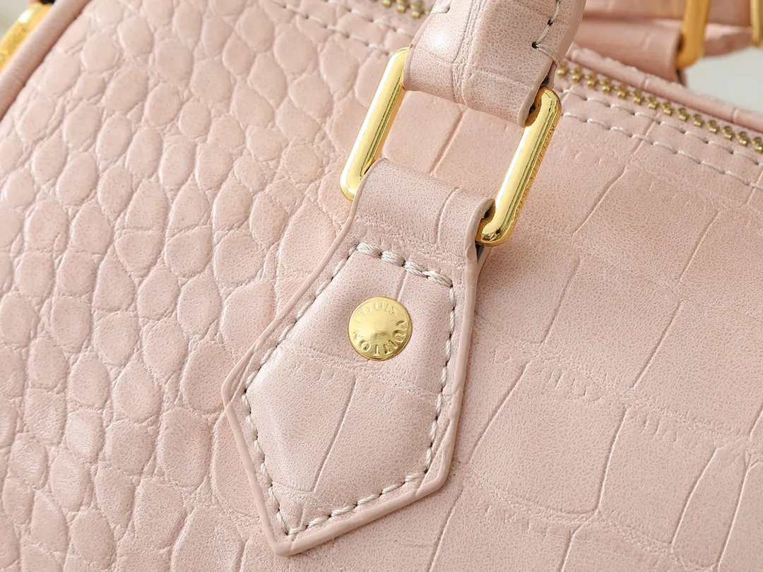 💰300💰Upgraded from the original M89108 M40390 crocodile pattern. This Speedy Bandoulière 25 Monogram Leather handbag is made of soft cow leather and uses the Monogram pattern to reproduce the sophisticated look and feel of the canvas print. Dazzling metal hardware, sheepskin lining and nameplate all reflect Creative Director Pharrell Williams' relentless attention to detail. Dimensions: 25x15x15