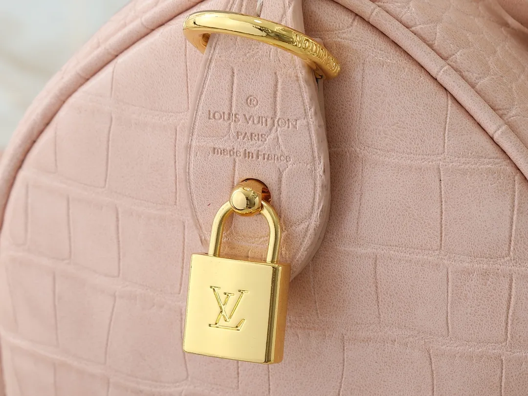 💰300💰Upgraded from the original M89108 M40390 crocodile pattern. This Speedy Bandoulière 25 Monogram Leather handbag is made of soft cow leather and uses the Monogram pattern to reproduce the sophisticated look and feel of the canvas print. Dazzling metal hardware, sheepskin lining and nameplate all reflect Creative Director Pharrell Williams' relentless attention to detail. Dimensions: 25x15x15