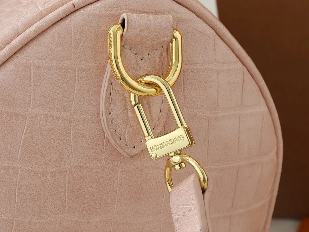 💰300💰Upgraded from the original M89108 M40390 crocodile pattern. This Speedy Bandoulière 25 Monogram Leather handbag is made of soft cow leather and uses the Monogram pattern to reproduce the sophisticated look and feel of the canvas print. Dazzling metal hardware, sheepskin lining and nameplate all reflect Creative Director Pharrell Williams' relentless attention to detail. Dimensions: 25x15x15