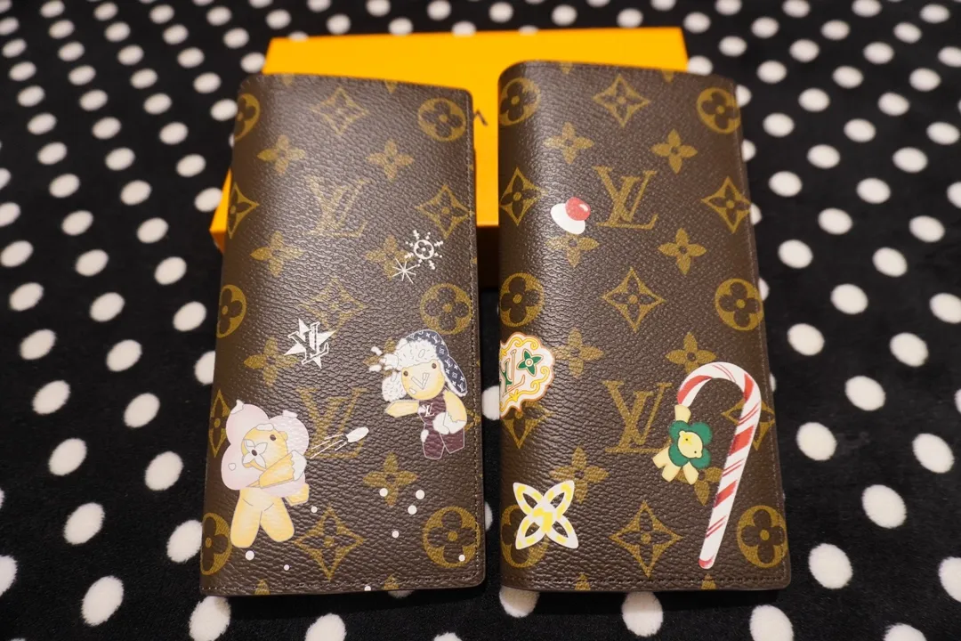 P150 62665, model number 12205 This LV Charms card holder is from the SnowShow series, incorporating smooth leather trim and festive graphics into the iconic Monogram canvas. The brand mascot Vivienne’s pet dog Petula lives in a corner, and Vivienne decorations and LV flowers complete the exquisite design. Dimensions 19x10x2